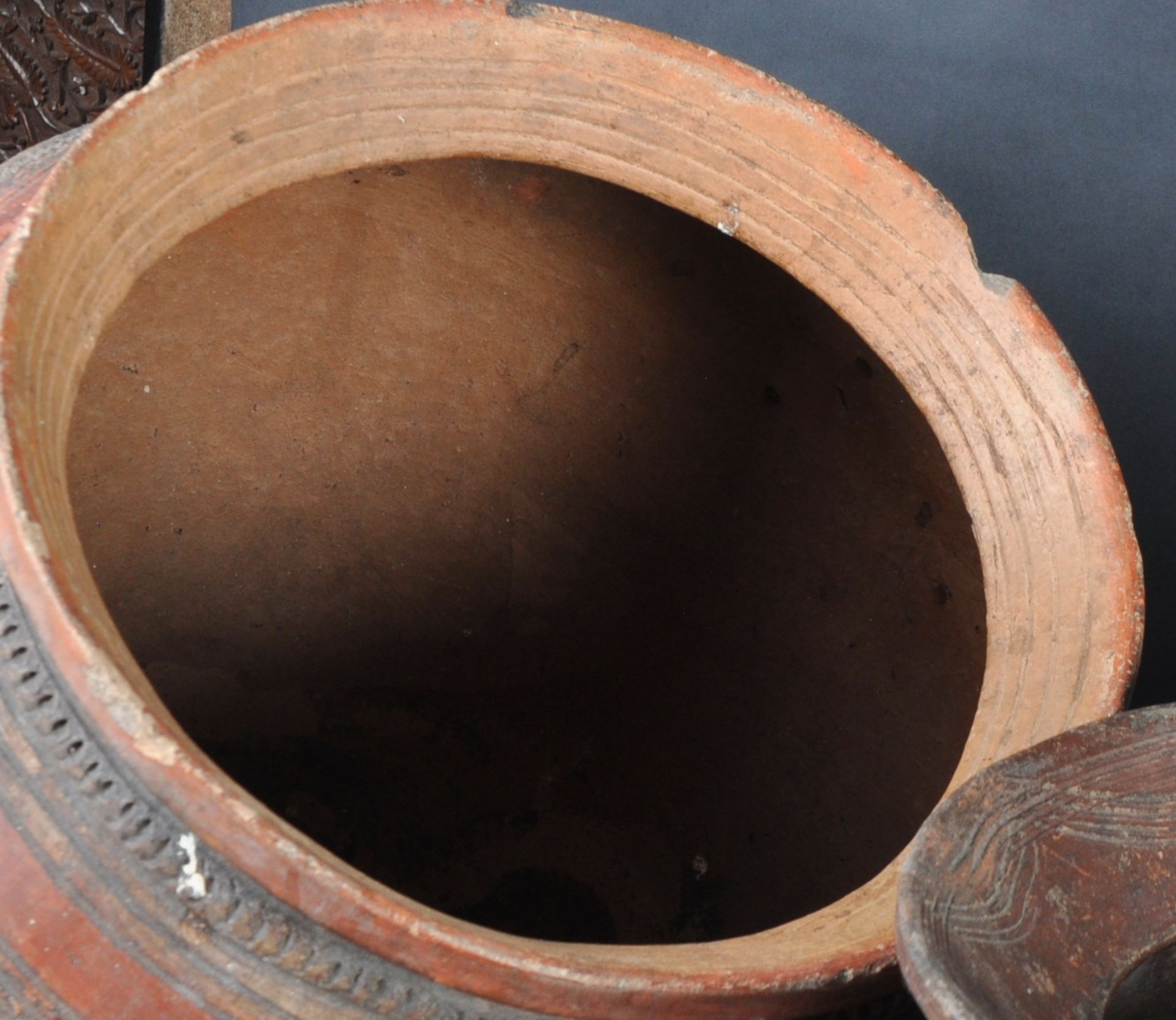 COLLECTION OF AFRICAN TRIBAL STORAGE POTS - Bild 5 aus 10