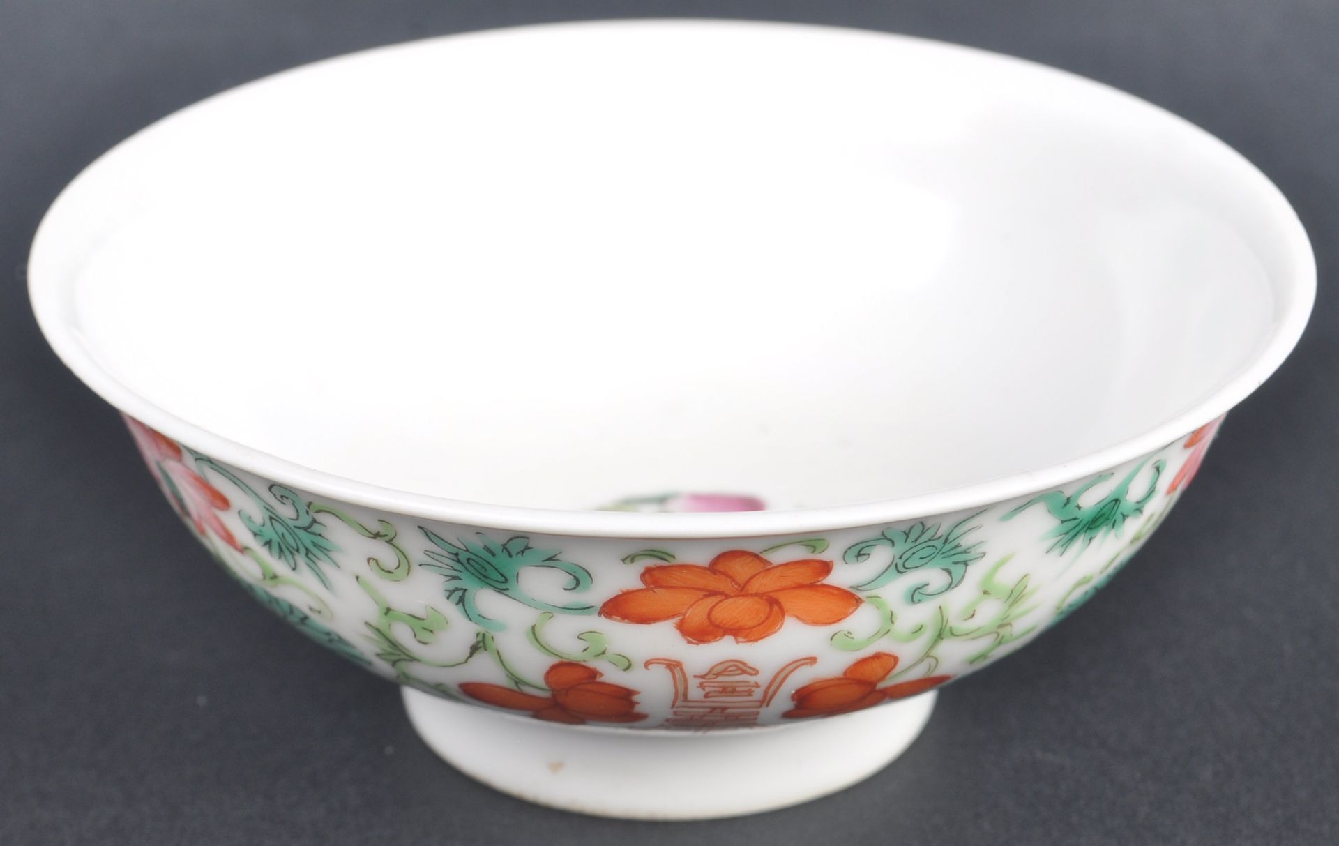 19TH CENTURY CHINESE HAND PAINTED PORCELAIN FOOTED BOWL - Image 2 of 4