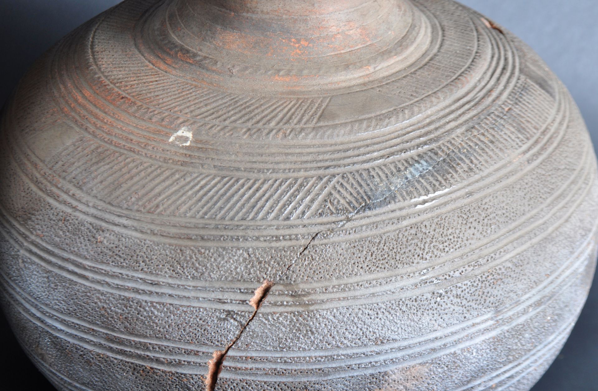 COLLECTION OF AFRICAN TRIBAL STORAGE POTS - Bild 9 aus 10