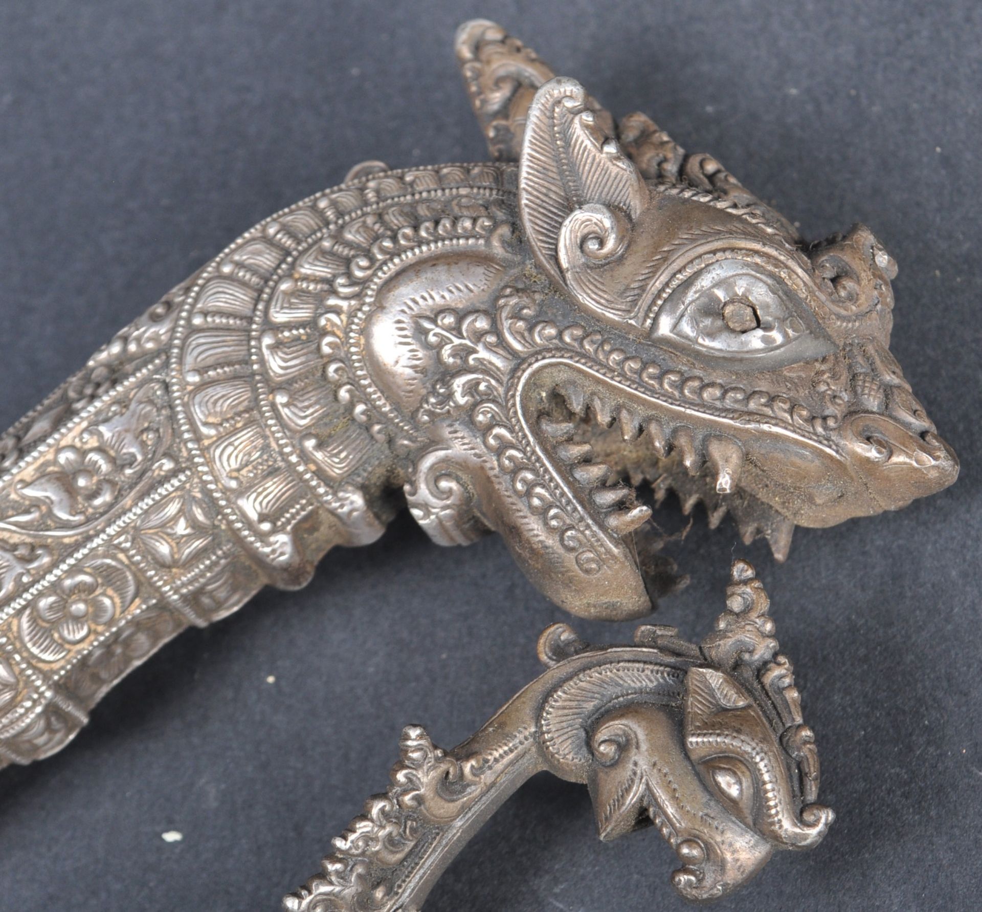 18TH CENTURY SINHALESE KASTANE SWORD HILT - Bild 3 aus 8