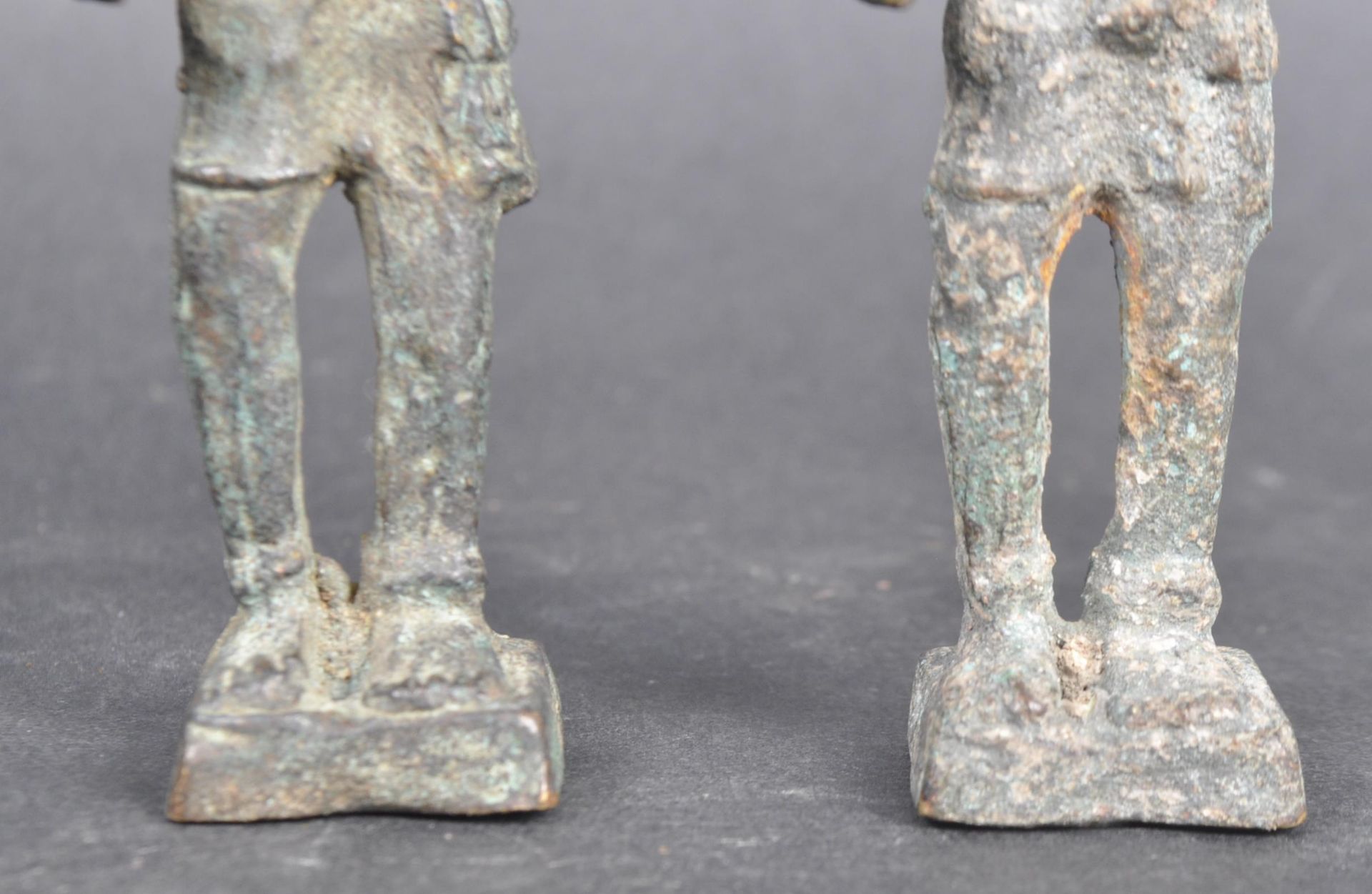 PAIR OF 18TH CENTURY INDIAN BRONZE FIGURINES - Bild 8 aus 8