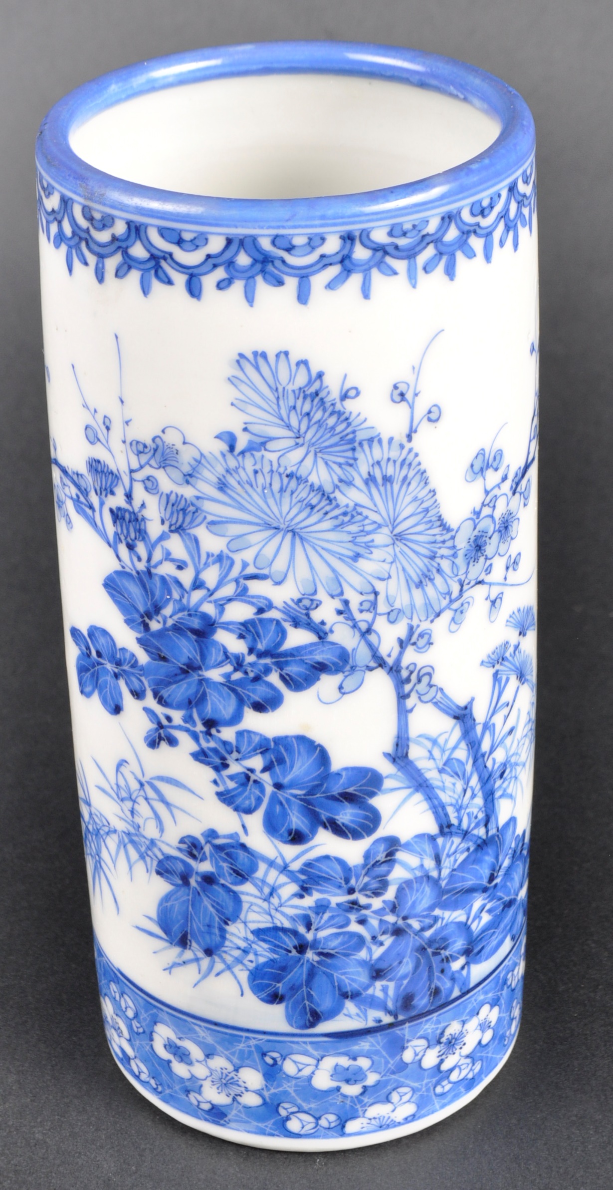 19TH CENTURY CHINESE BLUE & WHITE PORCELAIN BRUSH POT - Image 2 of 6