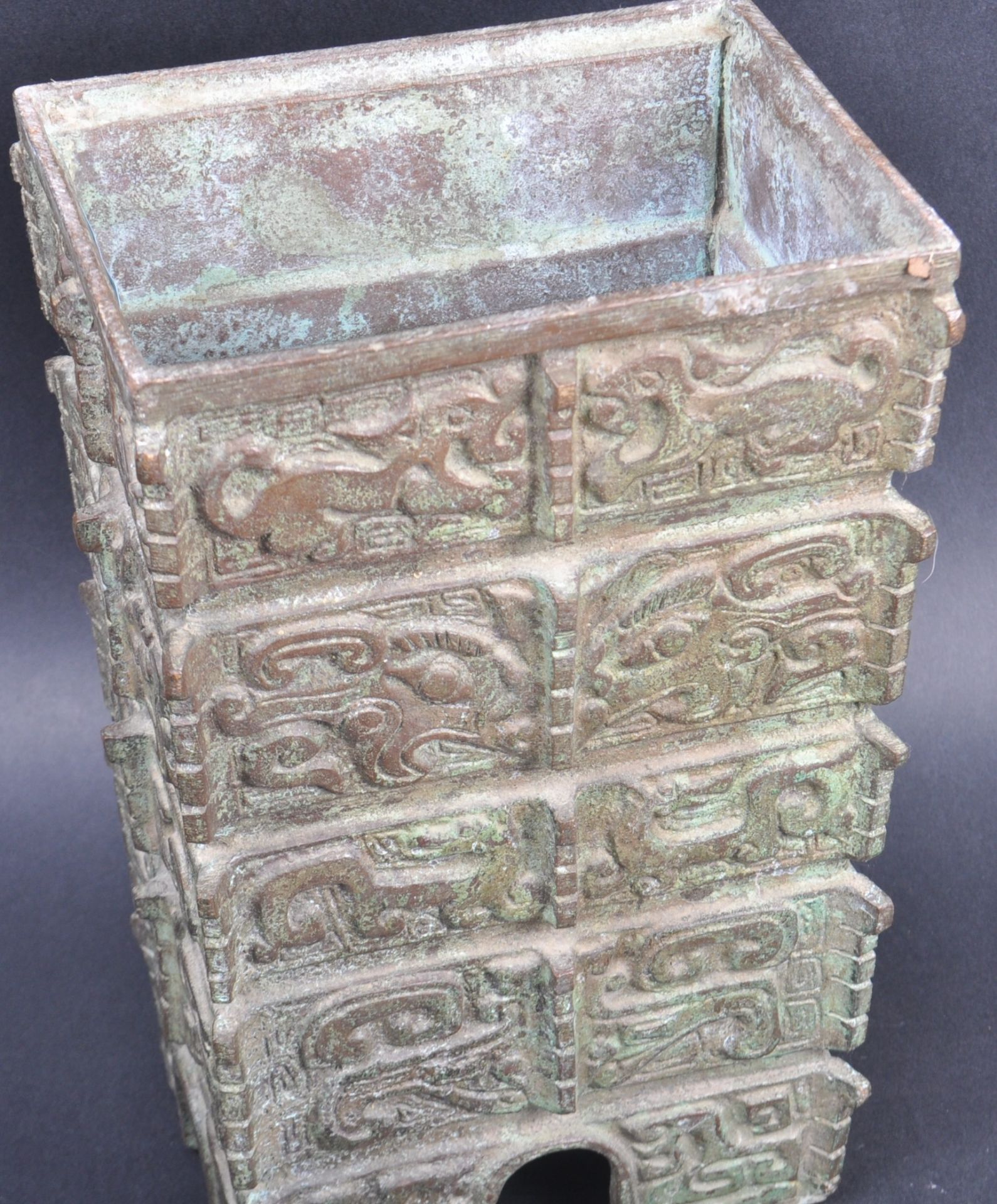 19TH CENTURY CHINESE BRONZE ARCHAIC VASE - Image 2 of 6