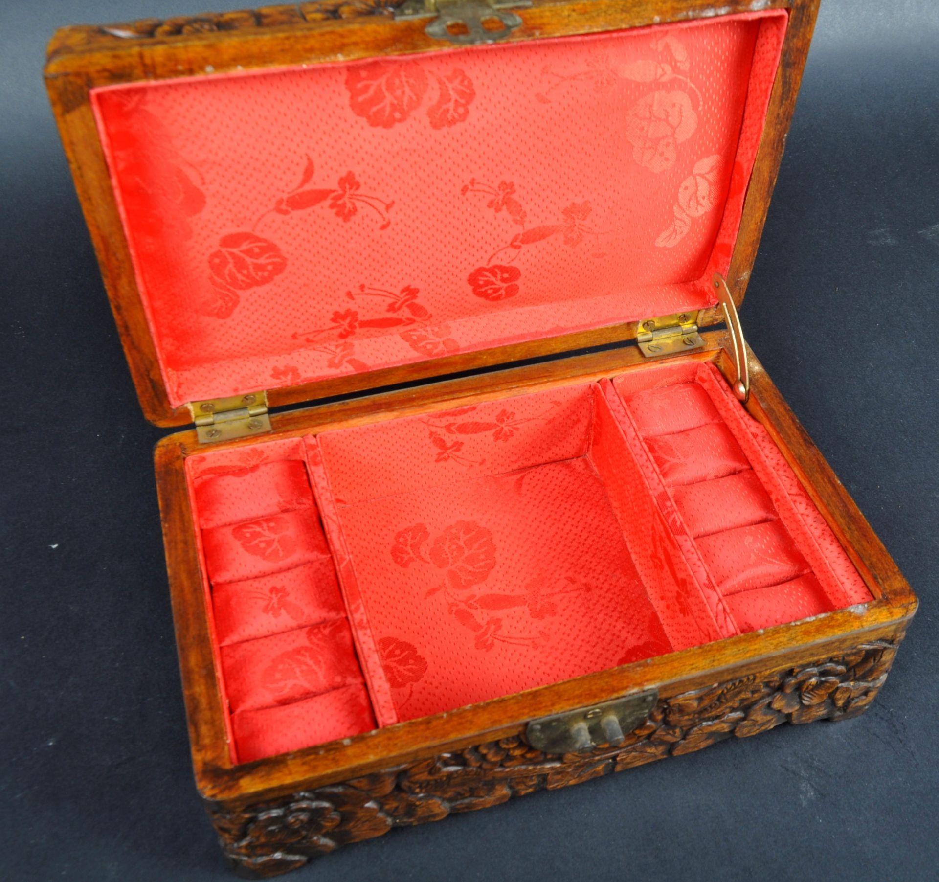 20TH CENTURY CHINESE HAND CARVED JEWELLERY CASKET - Image 7 of 8