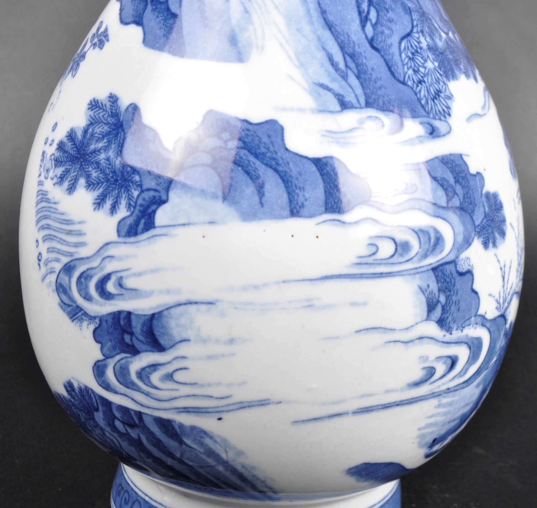 EARLY 20TH CENTURY CHINESE BLUE & WHITE PORCELAIN VASE - Image 6 of 7