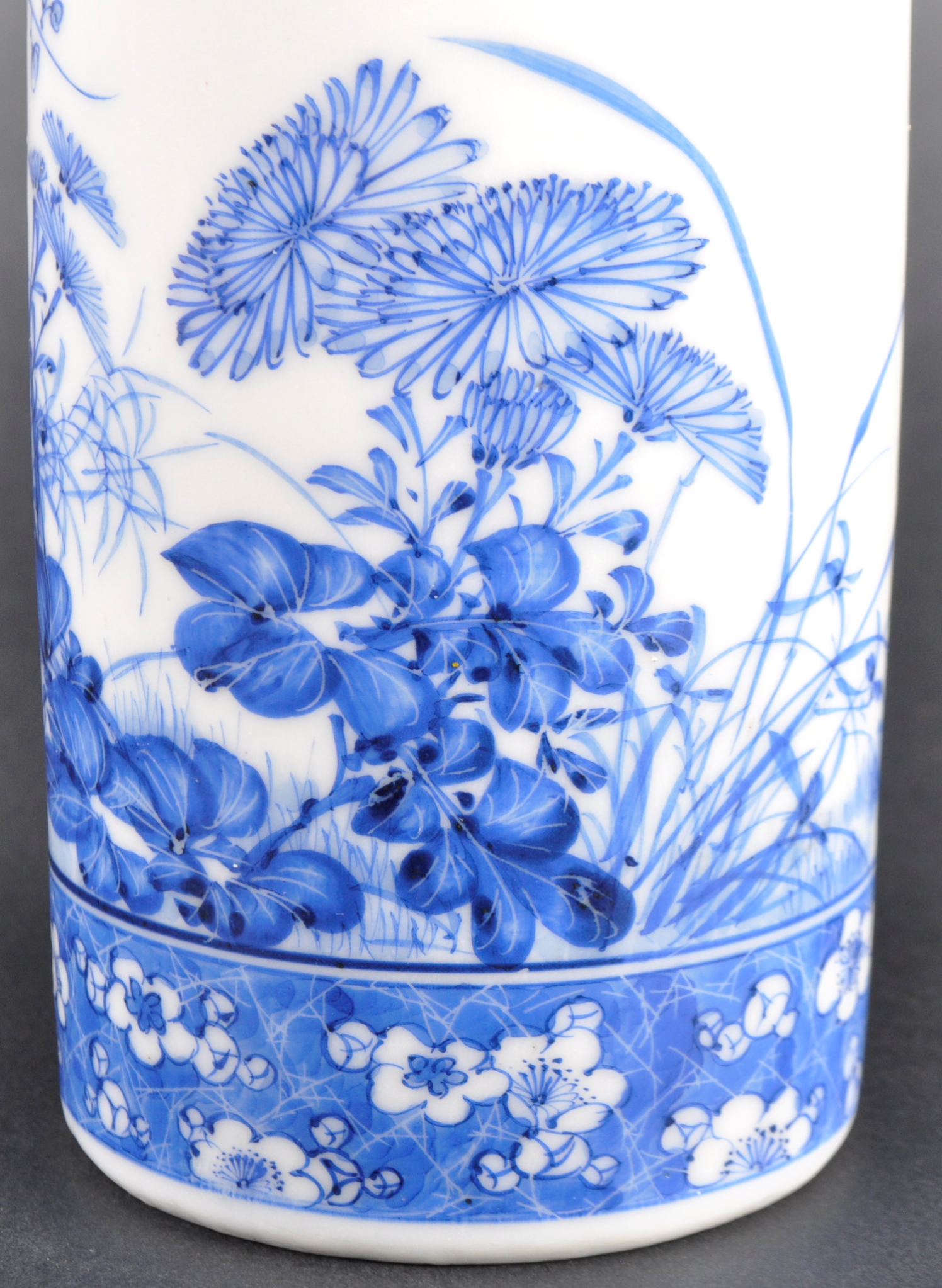 19TH CENTURY CHINESE BLUE & WHITE PORCELAIN BRUSH POT - Image 5 of 6