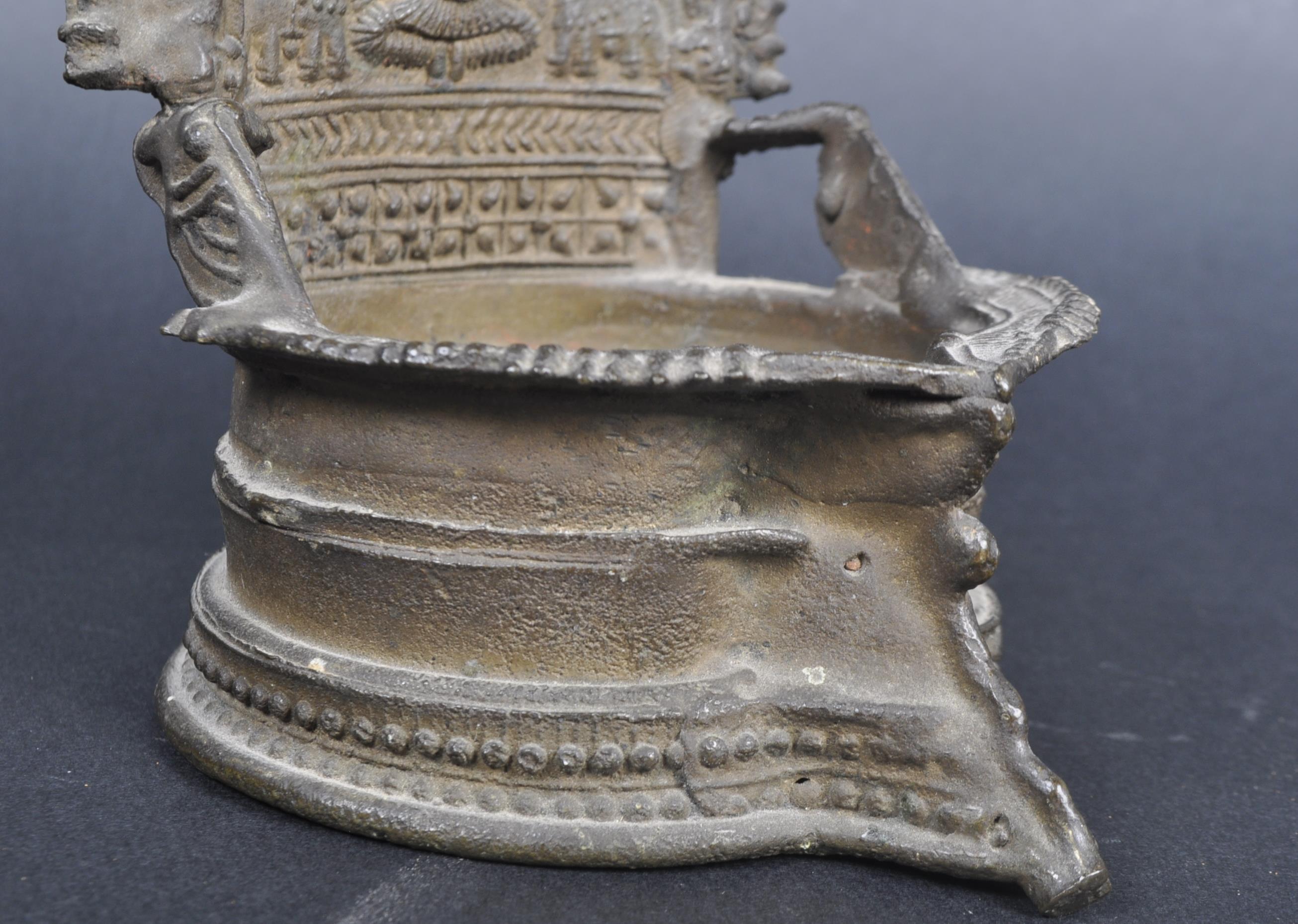 19TH CENTURY INDIAN HINDU BRONZE TEMPLE OIL LAMP - Image 5 of 8