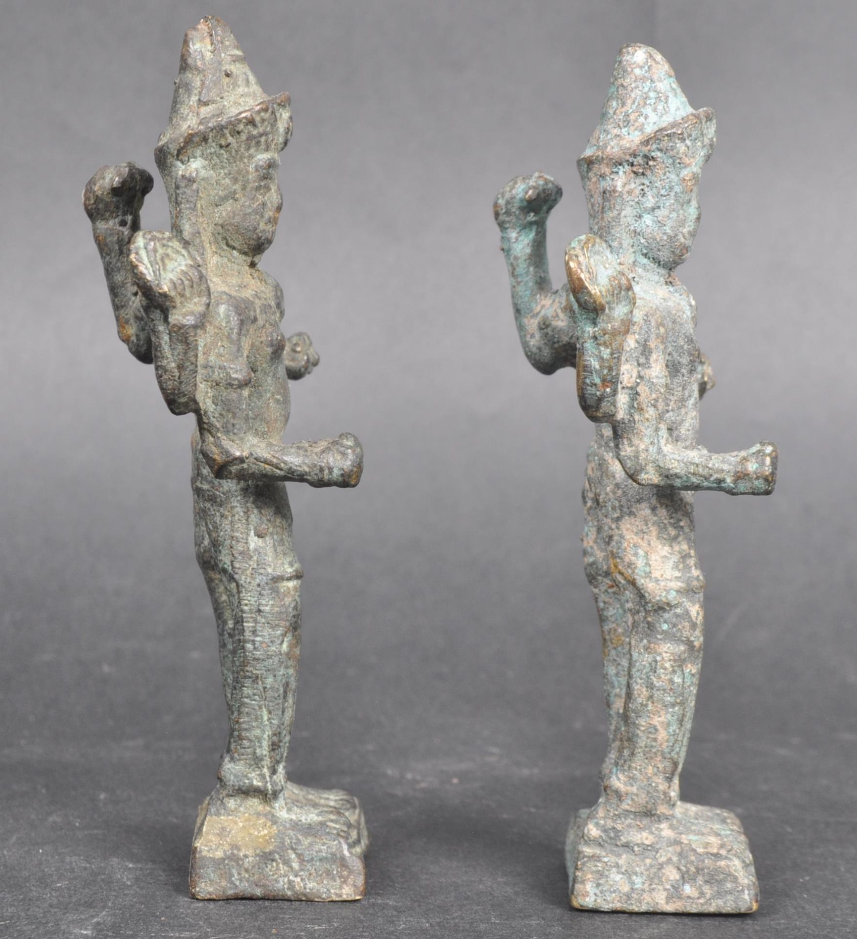 PAIR OF 18TH CENTURY INDIAN BRONZE FIGURINES - Bild 2 aus 8