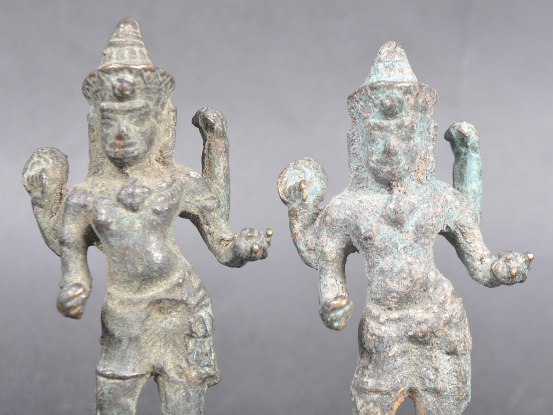 PAIR OF 18TH CENTURY INDIAN BRONZE FIGURINES - Bild 5 aus 8