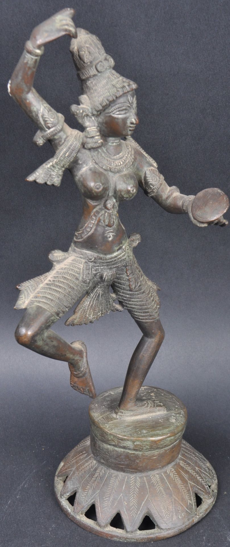 EARLY 20TH CENTURY HINDU BRONZE DANCING FIGURE - Bild 2 aus 10