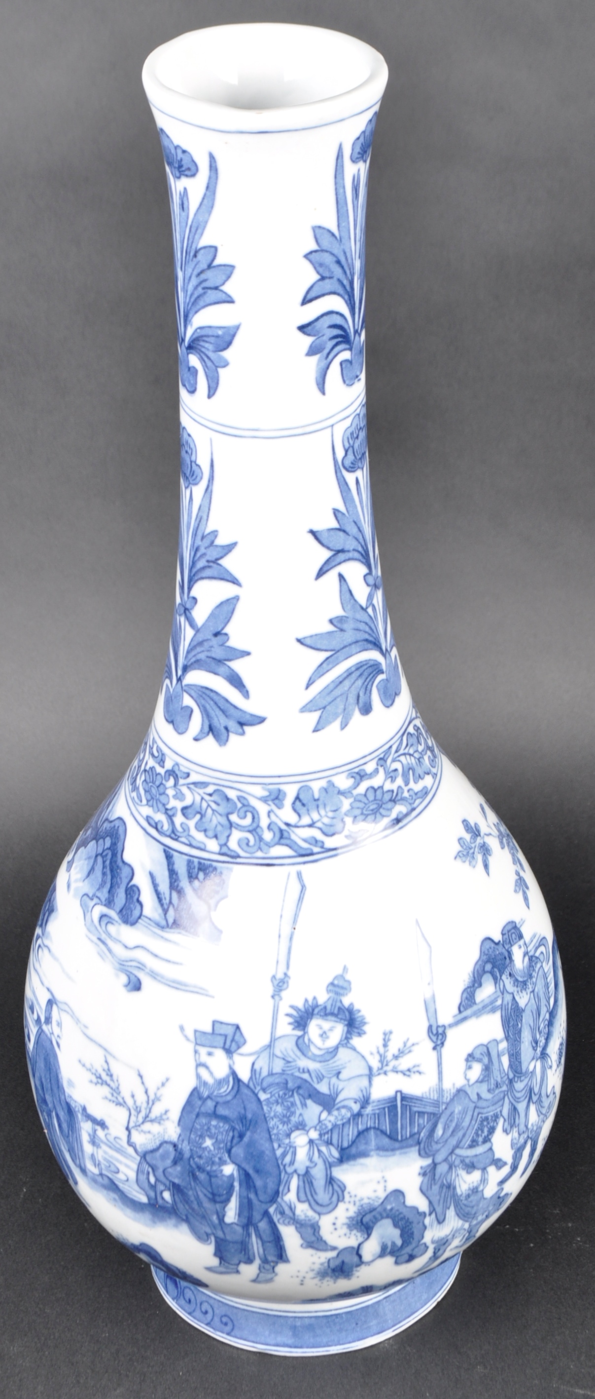 EARLY 20TH CENTURY CHINESE BLUE & WHITE PORCELAIN VASE - Image 2 of 7