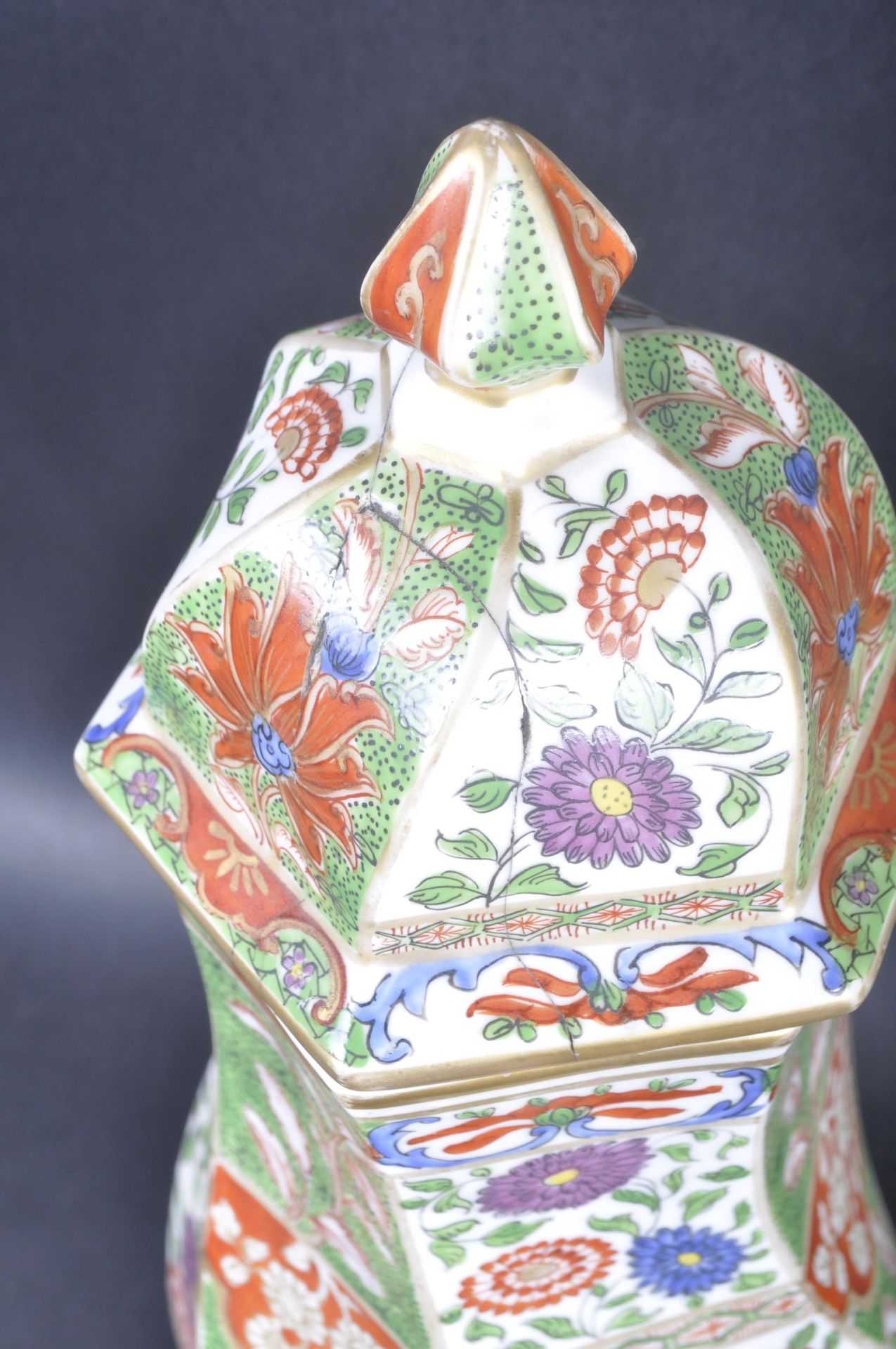 19TH CENTURY CHINESE WUCAI DECORATED TWISTED VASE - Image 7 of 10