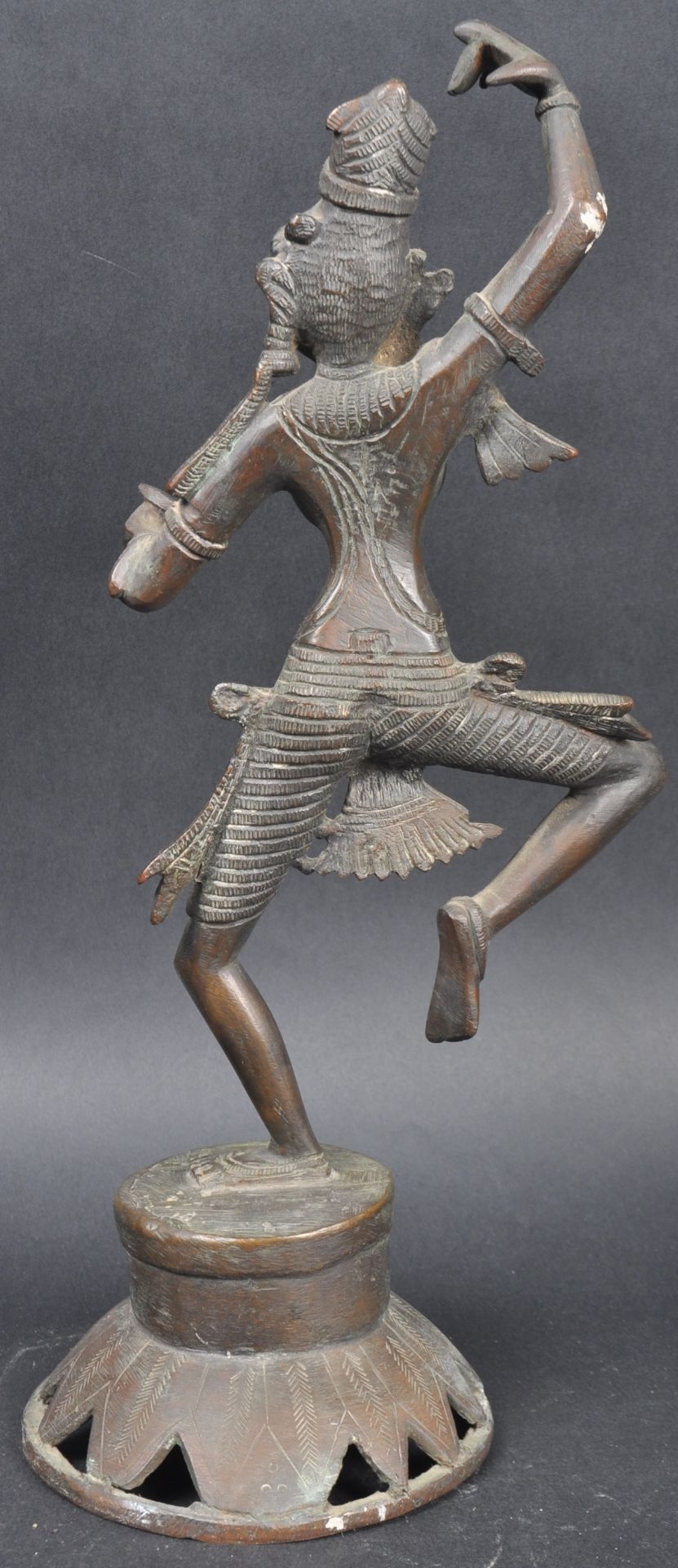 EARLY 20TH CENTURY HINDU BRONZE DANCING FIGURE - Image 4 of 10