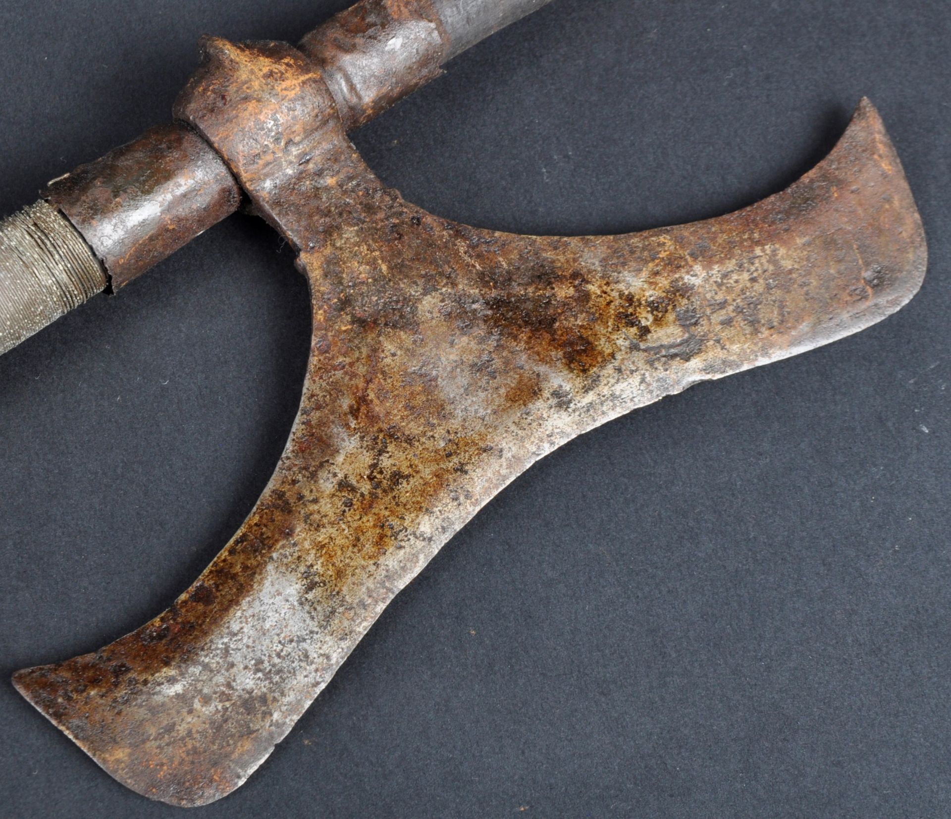 19TH CENTURY PERSIAN BULOVA STEEL WAR AXE - Bild 3 aus 6