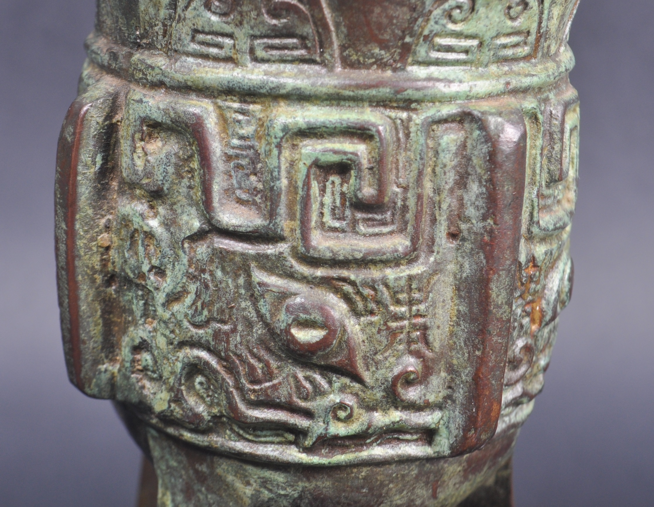 19TH CENTURY CHINESE BRONZE JUE RITUAL VESSEL - Image 6 of 7