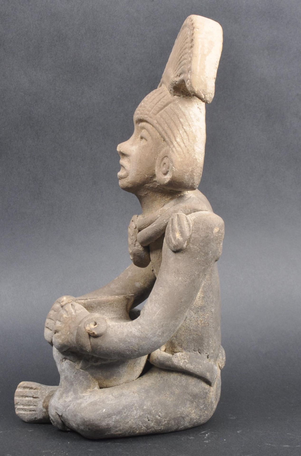 PRE COLUMBIAN AZTEC FIGURE WITH POT - Image 4 of 8