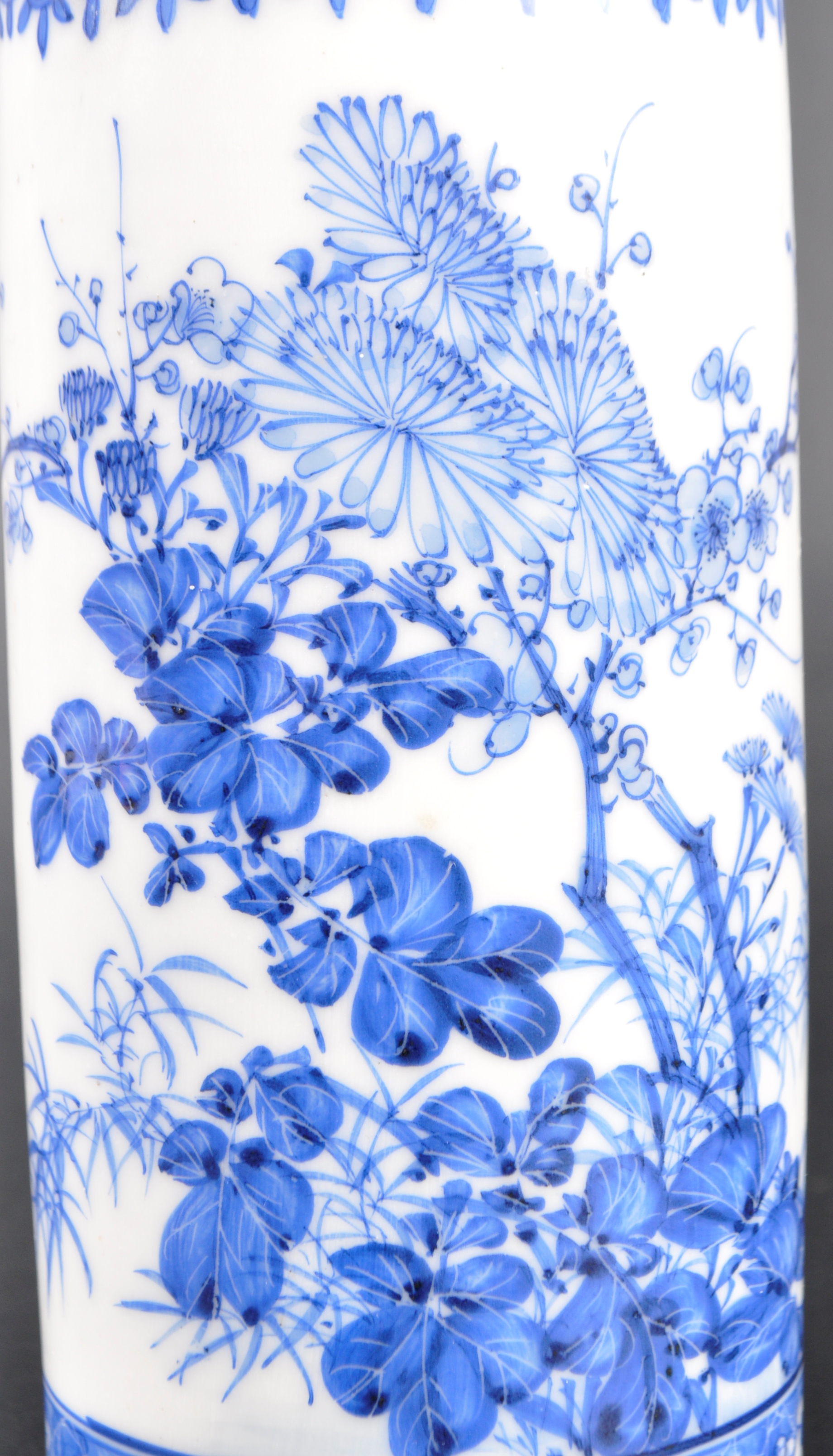 19TH CENTURY CHINESE BLUE & WHITE PORCELAIN BRUSH POT - Image 4 of 6