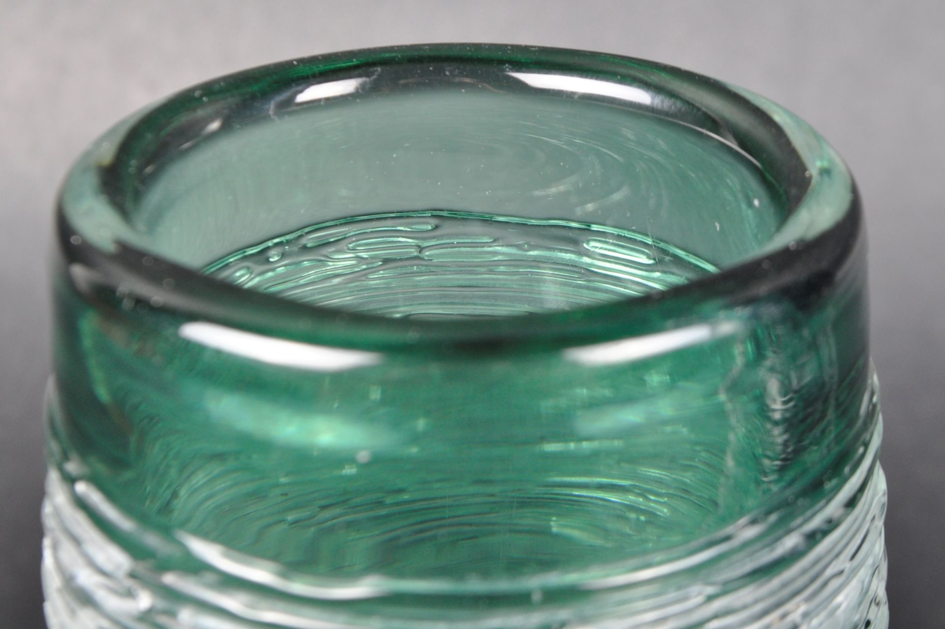 BENGT EDENFALK FOR SKRUF - A TRIO OF SPUN STUDIO ART GLASS VASES - Bild 7 aus 9