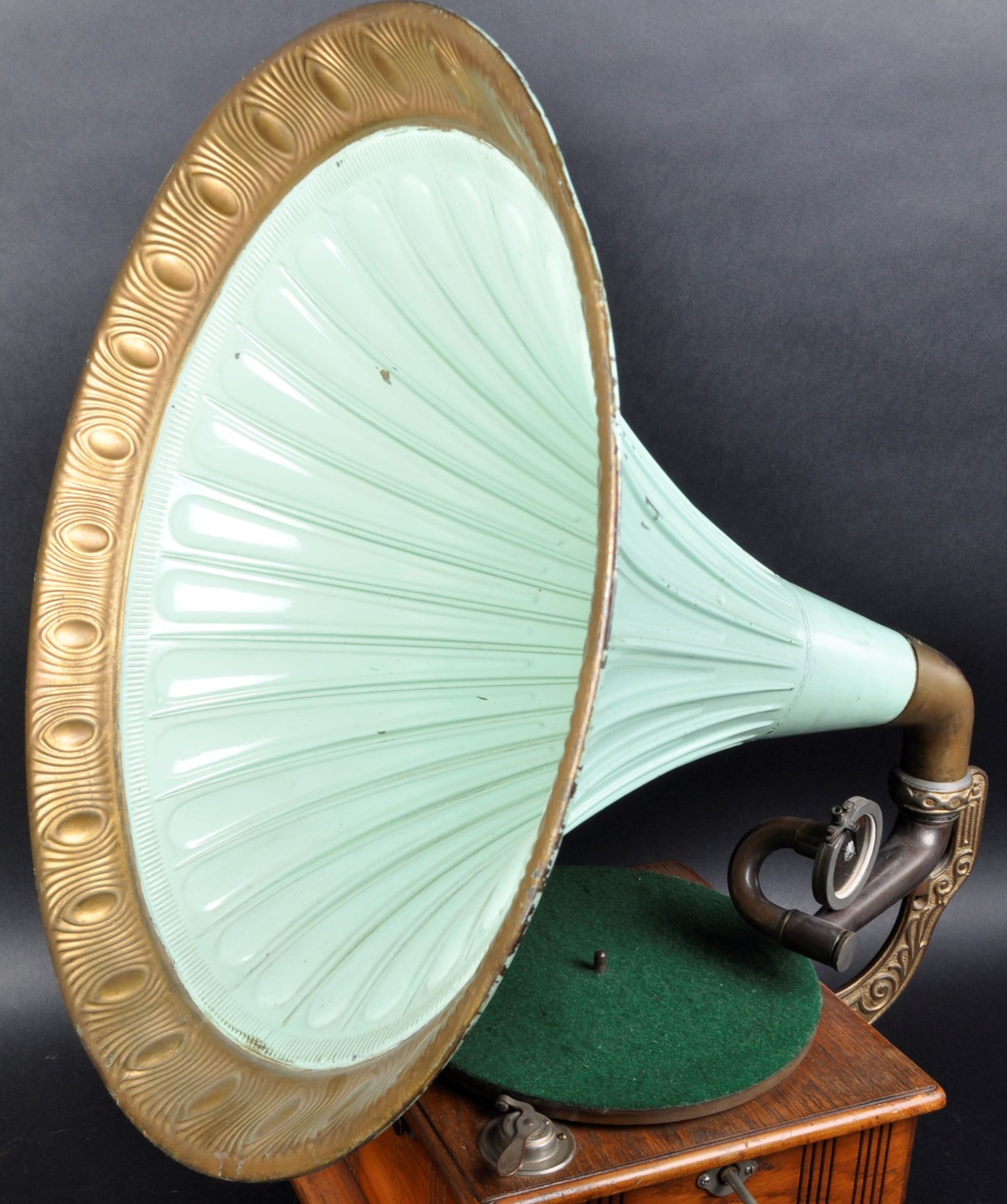 VINTAGE EARLY 20TH CENTURY GRAMOPHONE RECORD PLAYER - Image 2 of 7