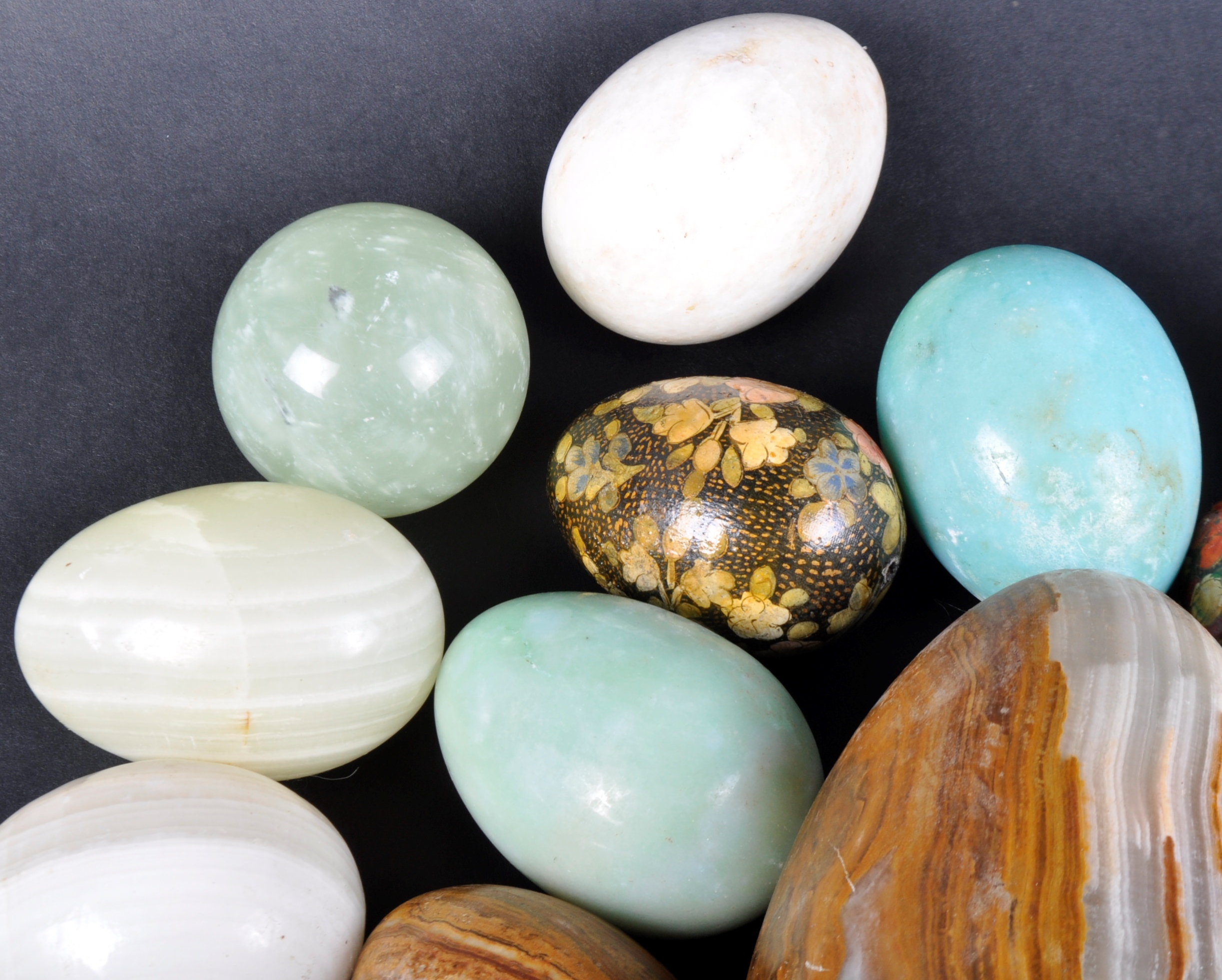 LARGE COLLECTION OF 90 MARBLE / MINERAL EGGS - Bild 2 aus 7