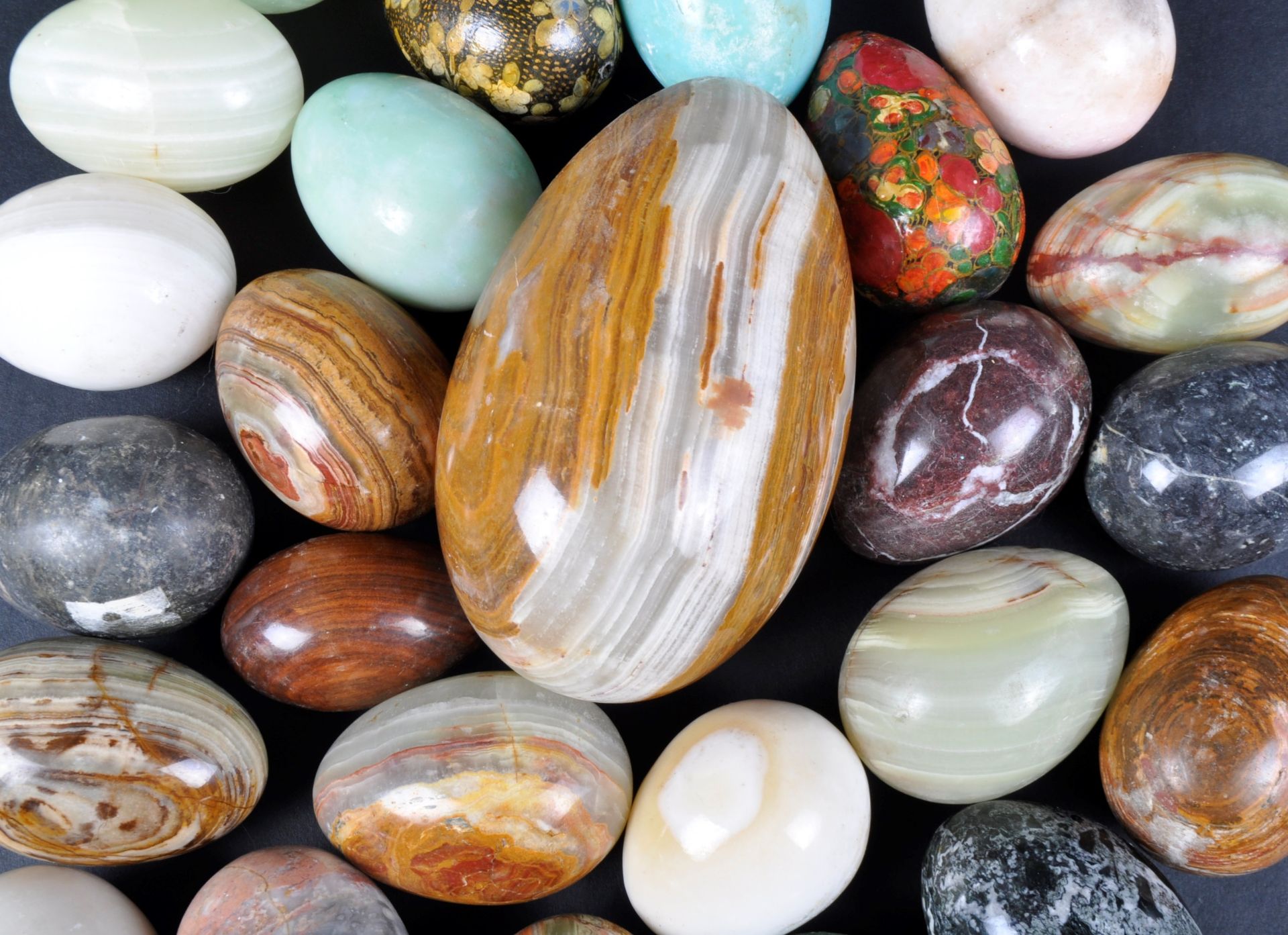 LARGE COLLECTION OF 90 MARBLE / MINERAL EGGS