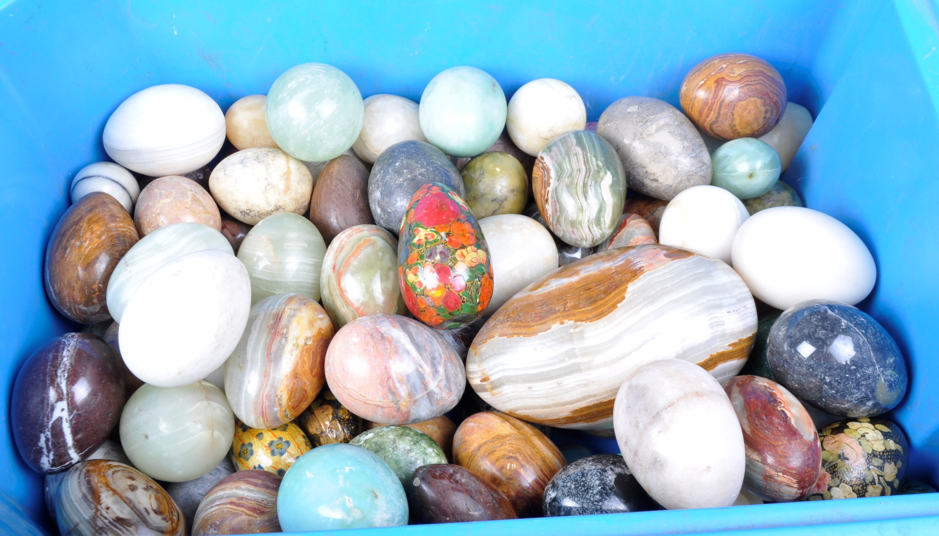 LARGE COLLECTION OF 90 MARBLE / MINERAL EGGS - Image 7 of 7