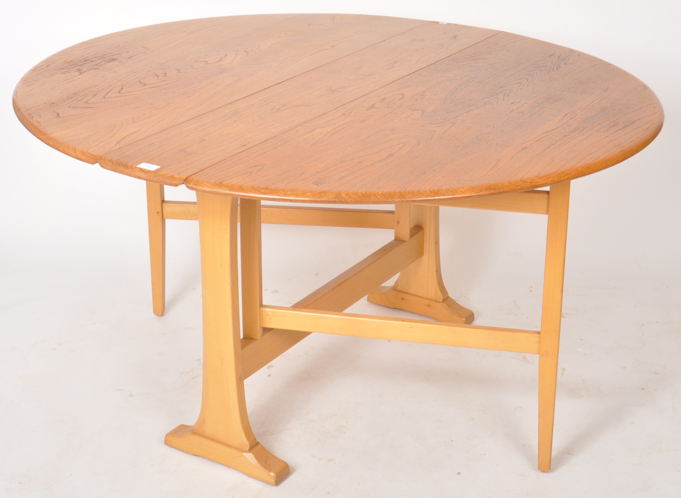 LUCIAN ERCOLANI MODEL 610 WINDSOR BEECH AND ELM TABLE - Image 4 of 9