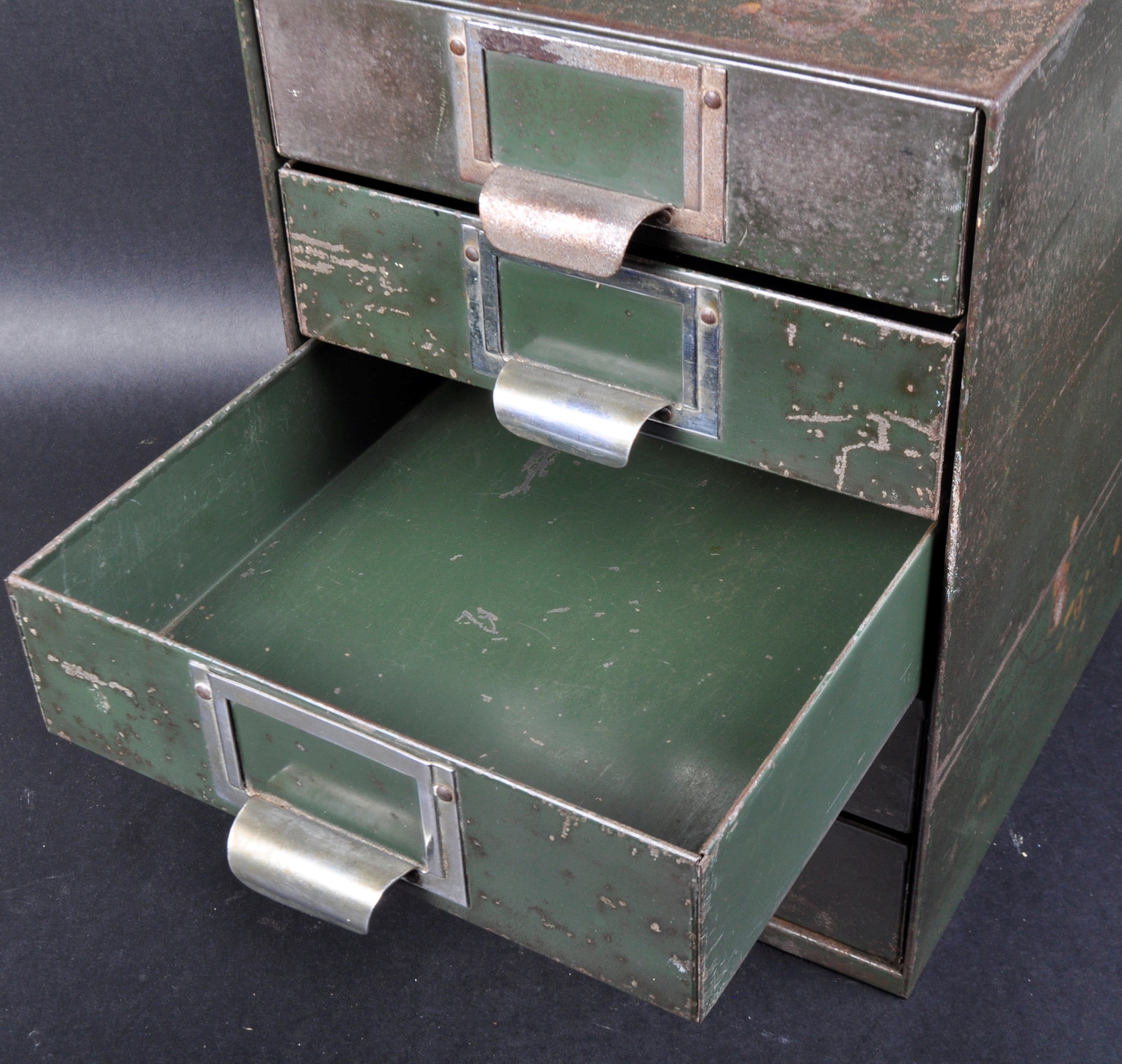VINTAGE EARLY 20TH CENTURY MILITARY METAL INDEX FILING CABINET - Bild 5 aus 5