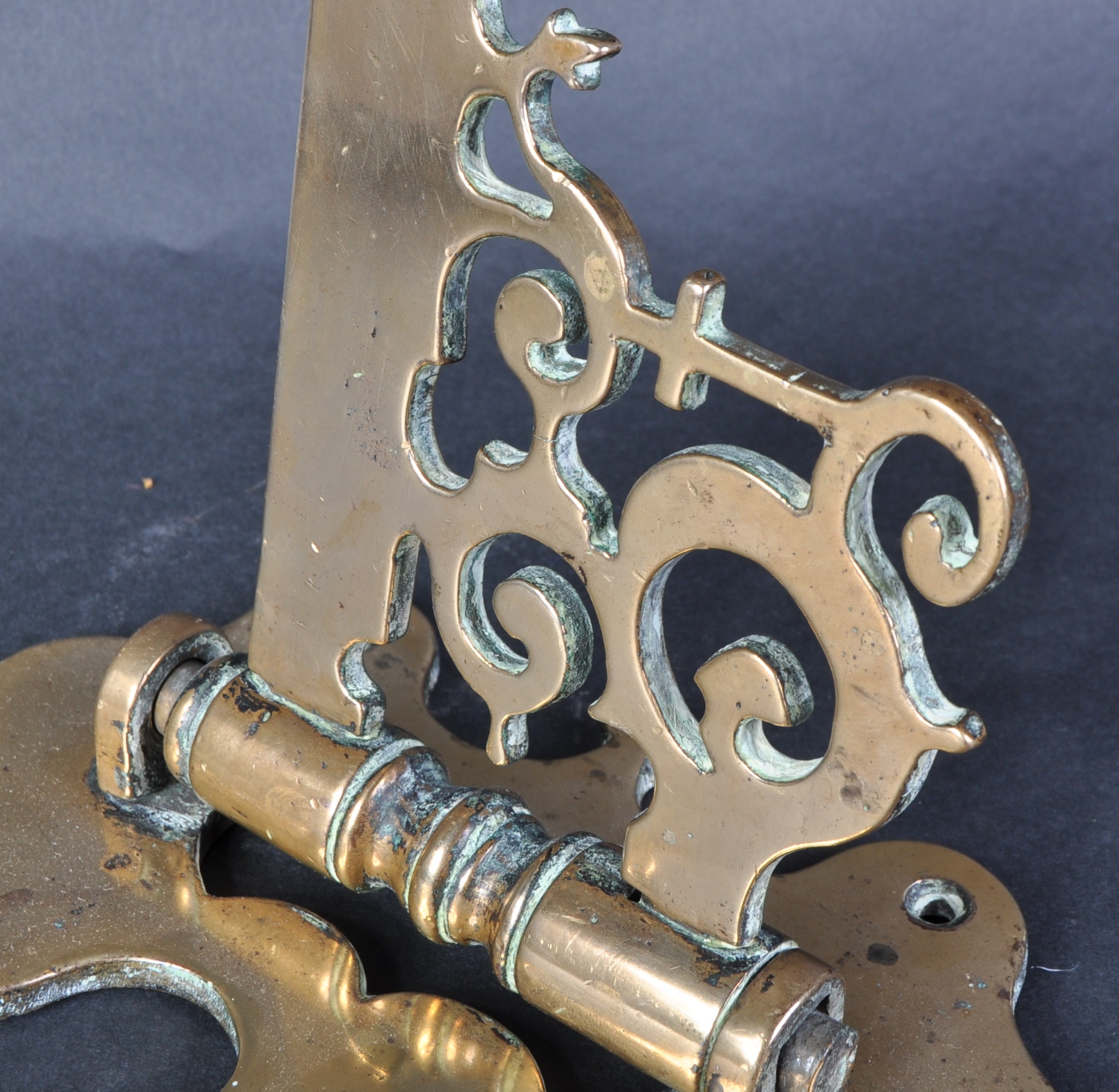 19TH CENTURY VICTORIAN SOLID BRONZE LANTERN / LIGHT BRACKET - Image 2 of 4