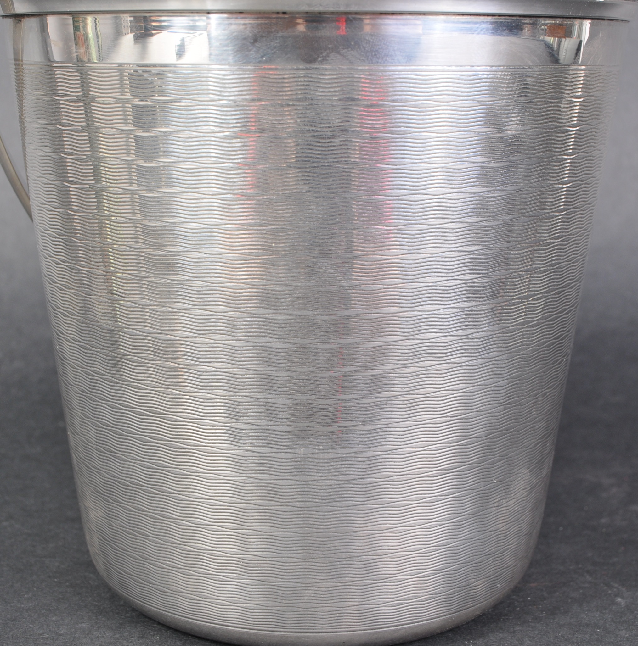 ART DECO SILVER-PLATED ICE BUCKET WITH ENGINE TURNED DETAILING - Image 4 of 6