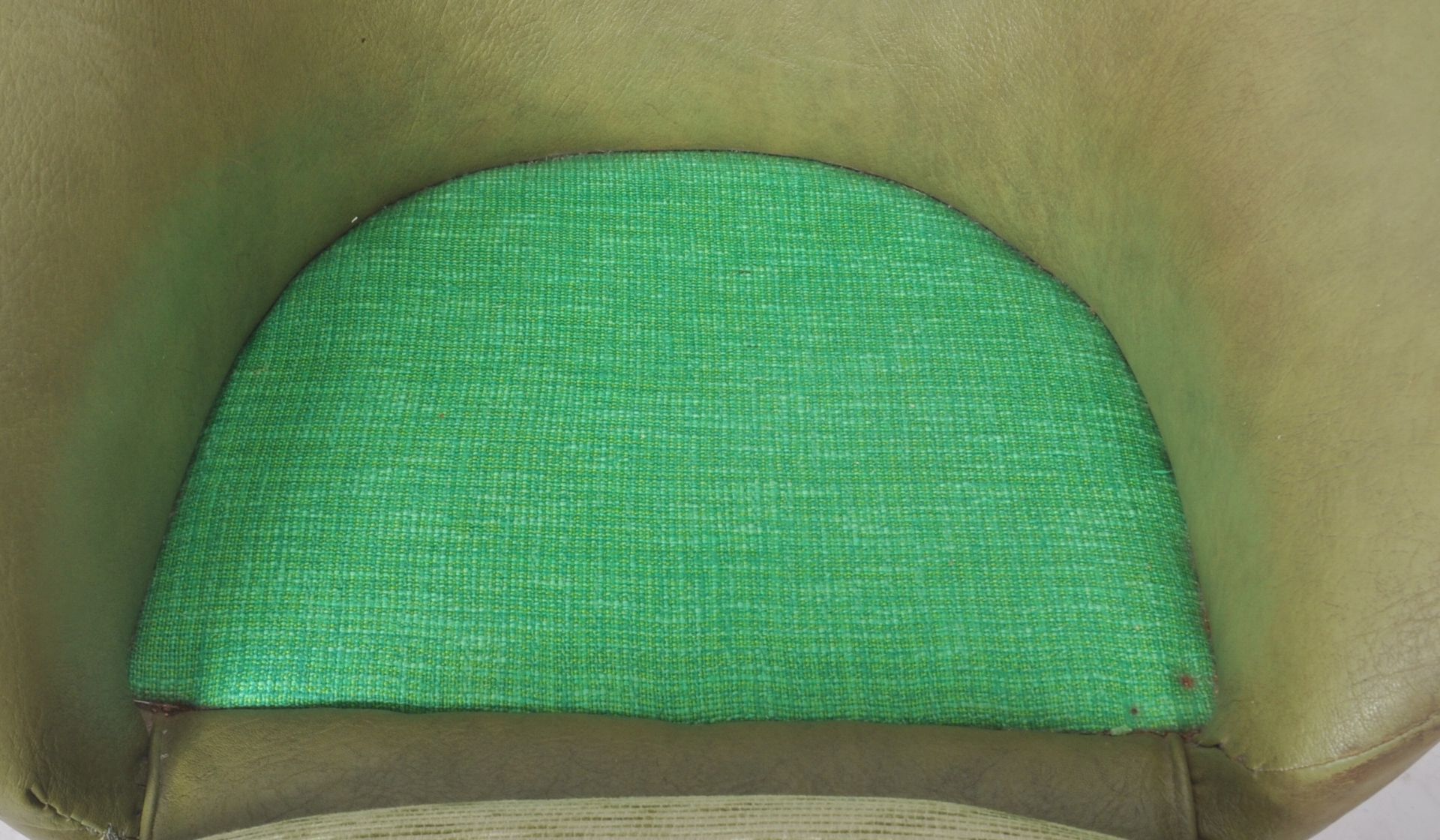 RETRO MID CENTURY FAUX GREEN LEATHER SWIVEL EGG CHAIR - Image 4 of 6