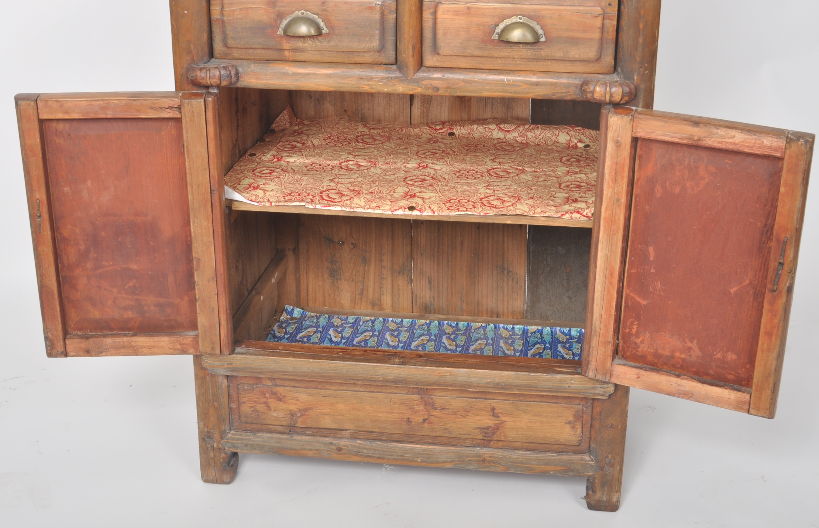 EARLY 20TH CENTURY CHINESE HARDWOOD CUPBOARD - Image 5 of 8