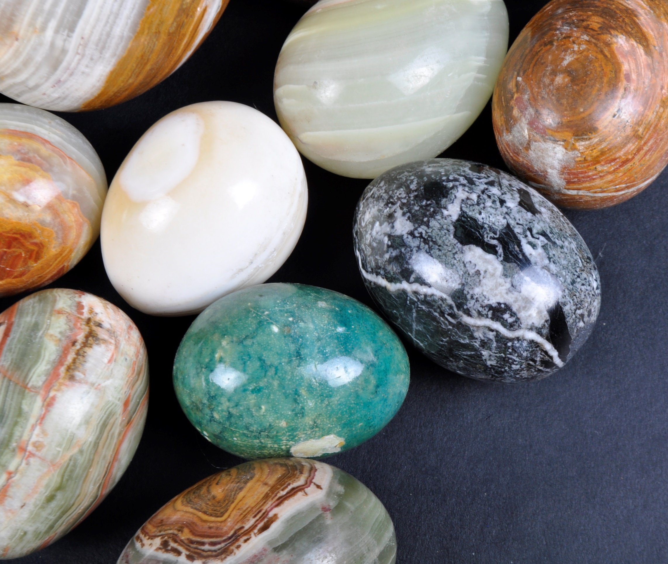 LARGE COLLECTION OF 90 MARBLE / MINERAL EGGS - Bild 4 aus 7
