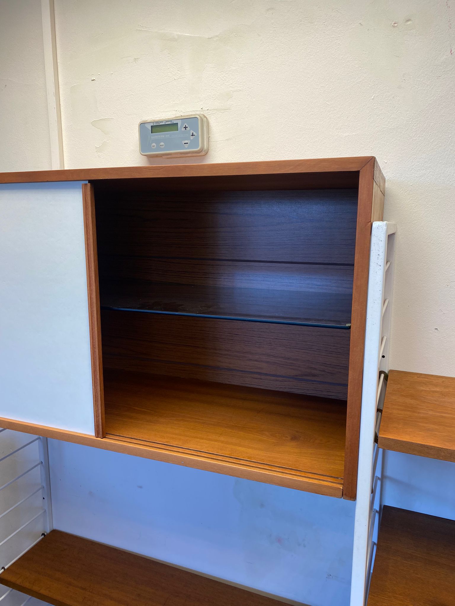 ROBERT HEAL - LADDERAX - THREE BAY TEAK MODULAR WALL UNIT - Image 5 of 5