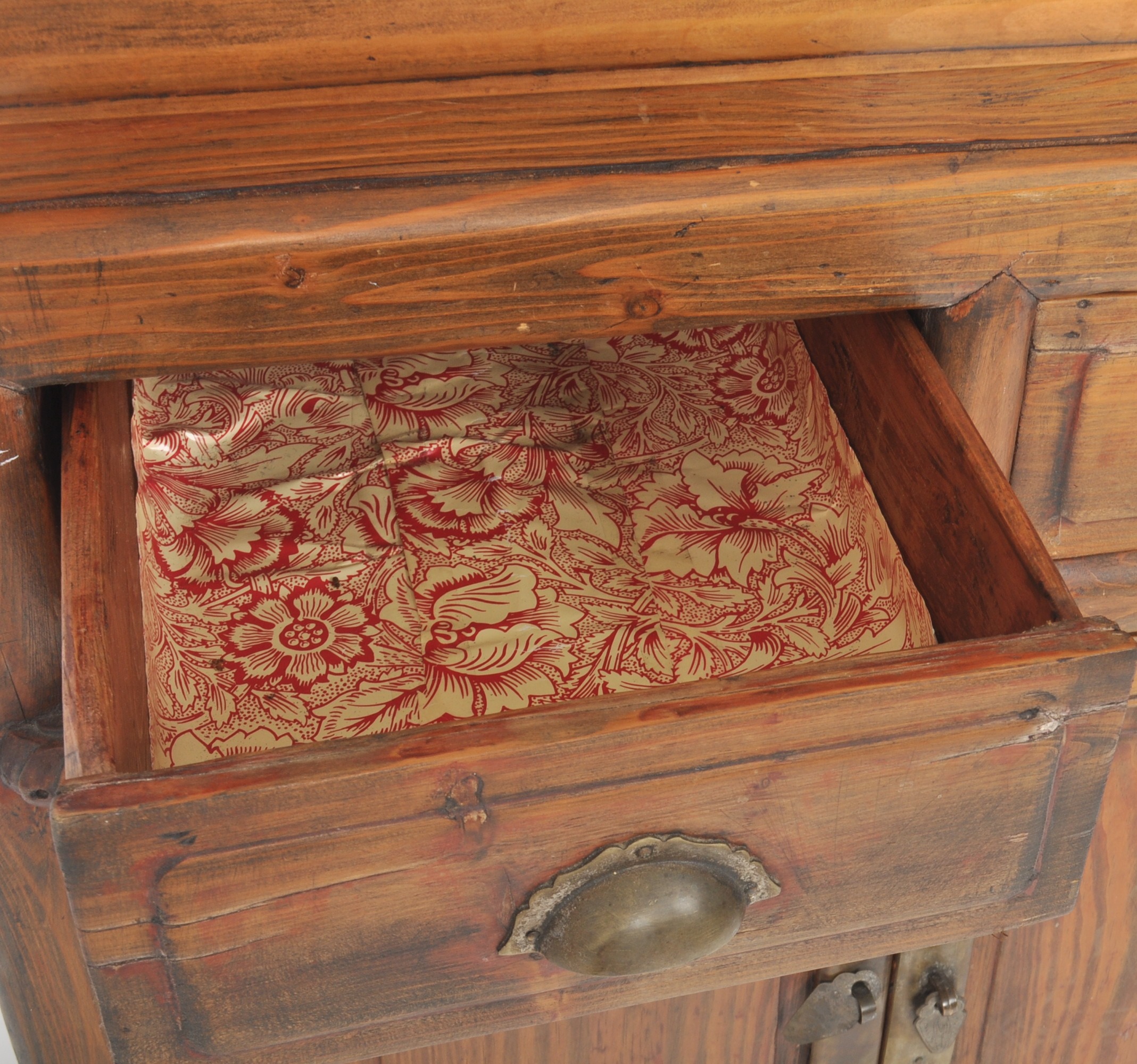 EARLY 20TH CENTURY CHINESE HARDWOOD CUPBOARD - Image 4 of 8