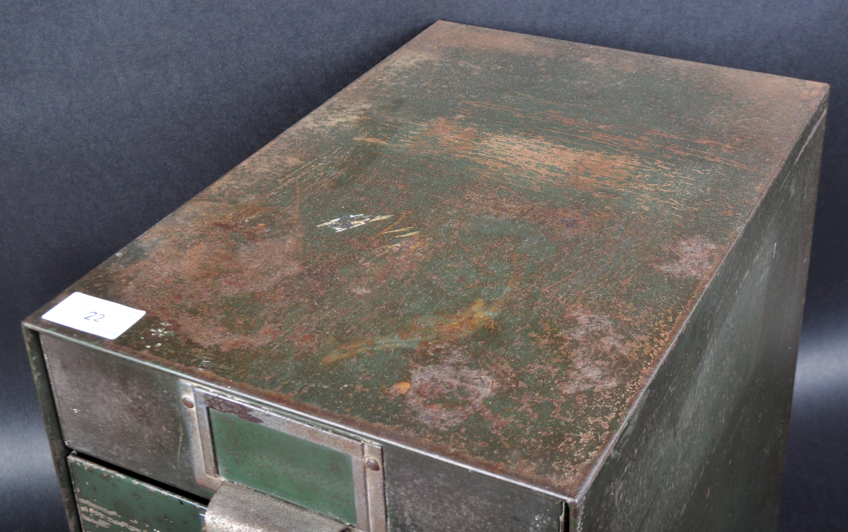 VINTAGE EARLY 20TH CENTURY MILITARY METAL INDEX FILING CABINET - Bild 3 aus 5