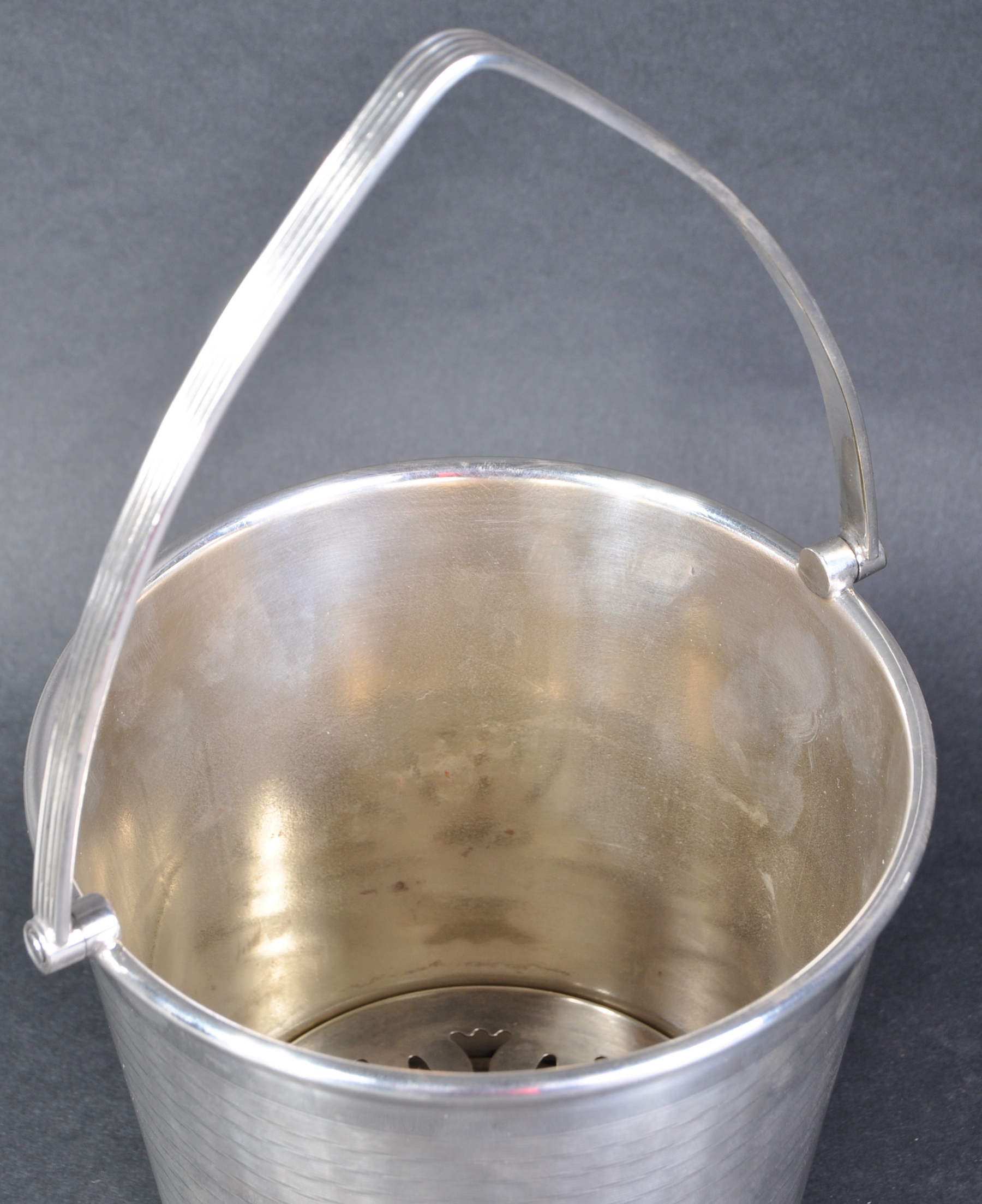 ART DECO SILVER-PLATED ICE BUCKET WITH ENGINE TURNED DETAILING - Image 2 of 6