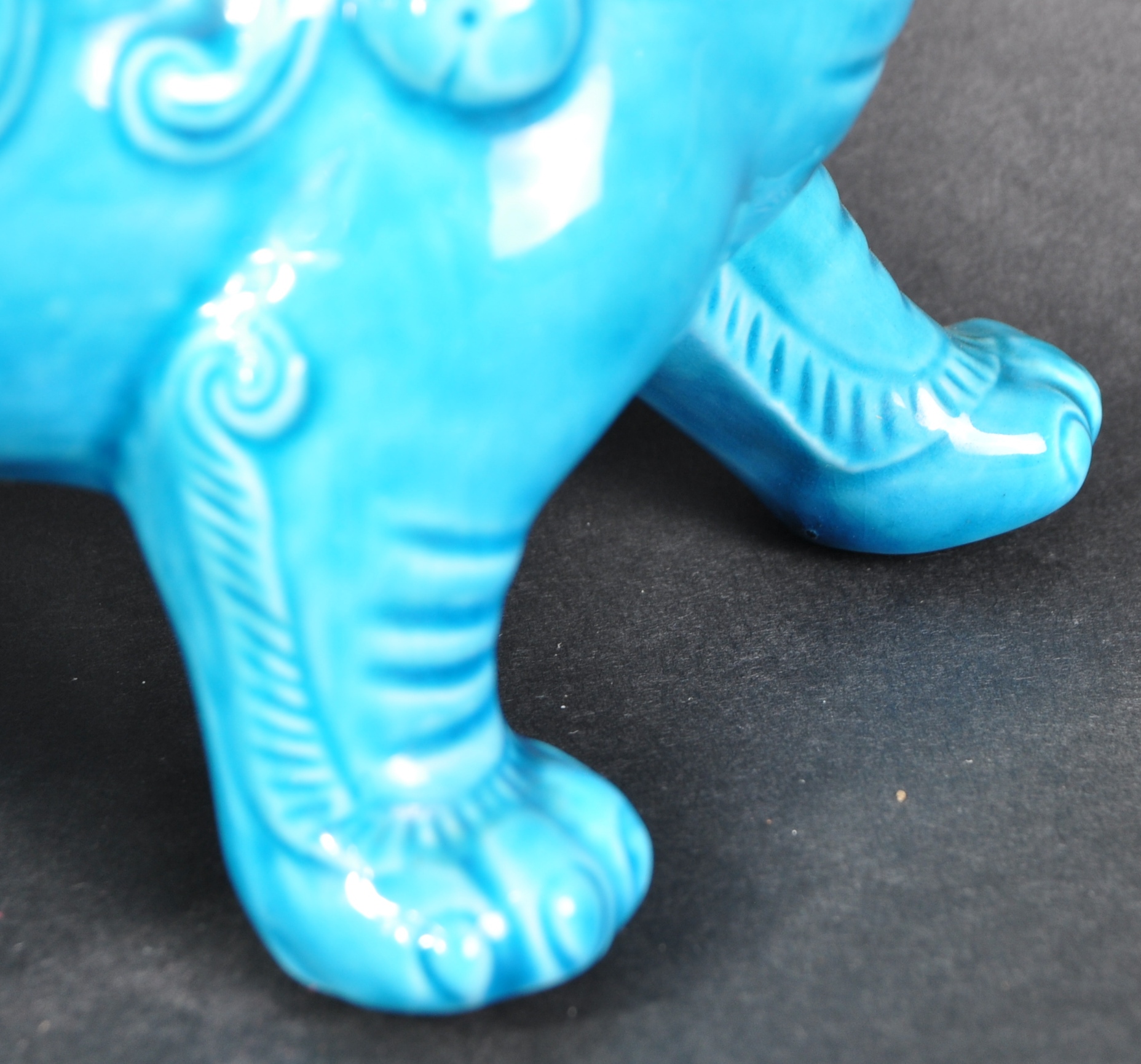 MATCHING PAIR OF BLUE GLAZED CERAMIC DOGS OF FOE - Image 5 of 7