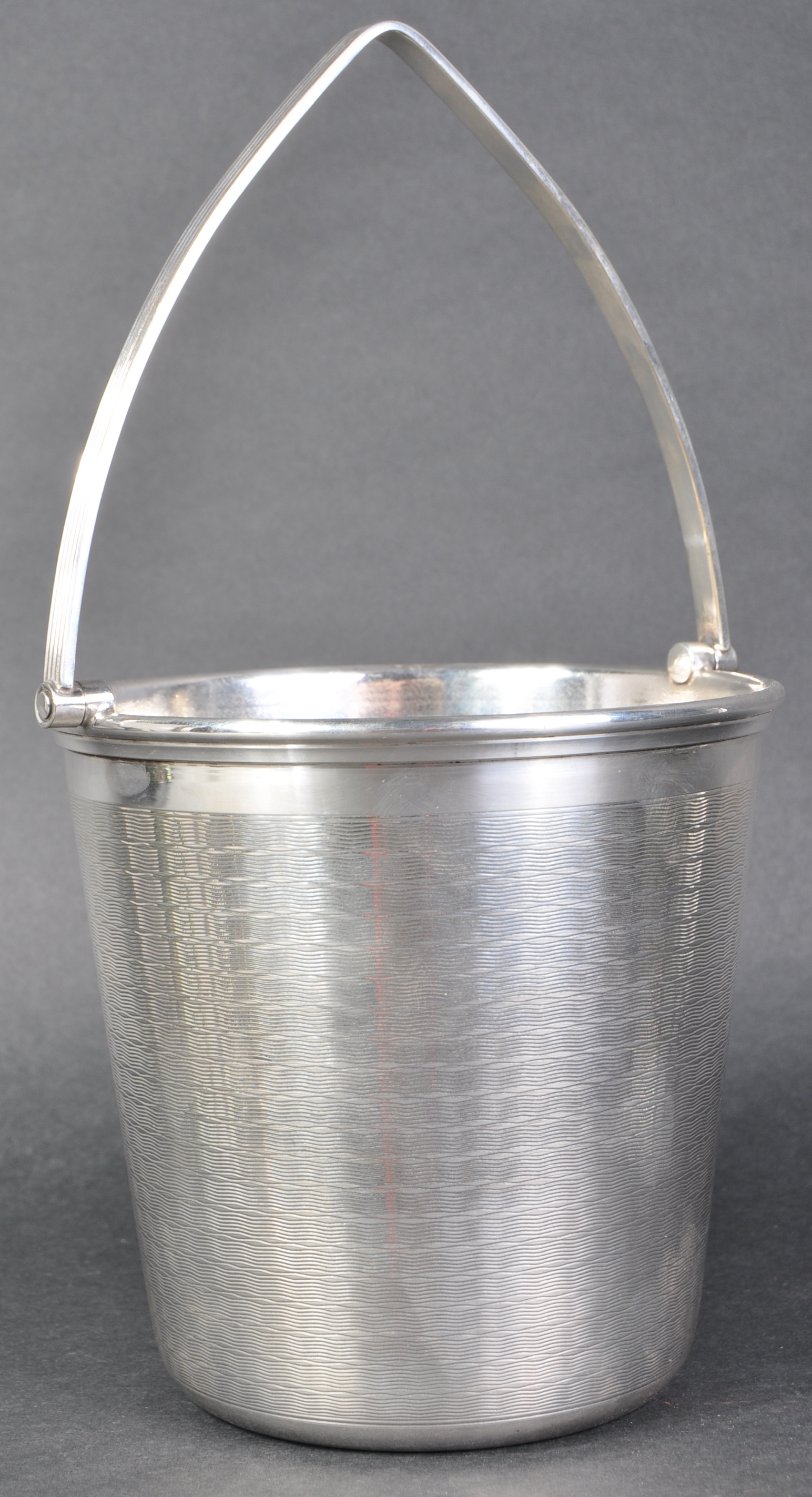 ART DECO SILVER-PLATED ICE BUCKET WITH ENGINE TURNED DETAILING