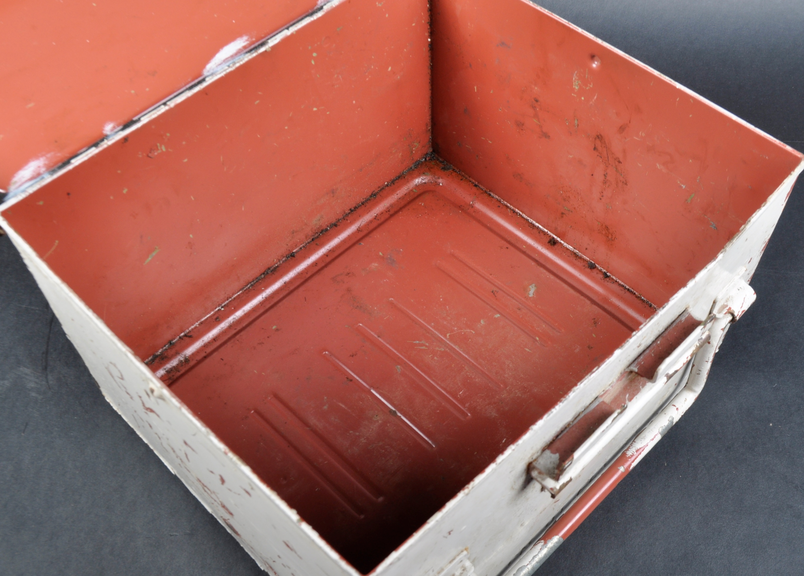 VINTAGE MID CENTURY INDUSTRIAL / MACHINIST'S METAL WORK BOX - Image 5 of 5