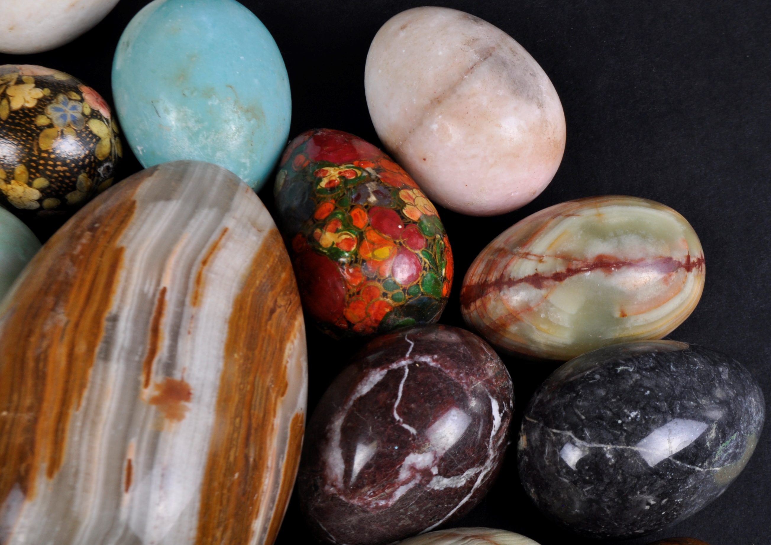 LARGE COLLECTION OF 90 MARBLE / MINERAL EGGS - Bild 3 aus 7