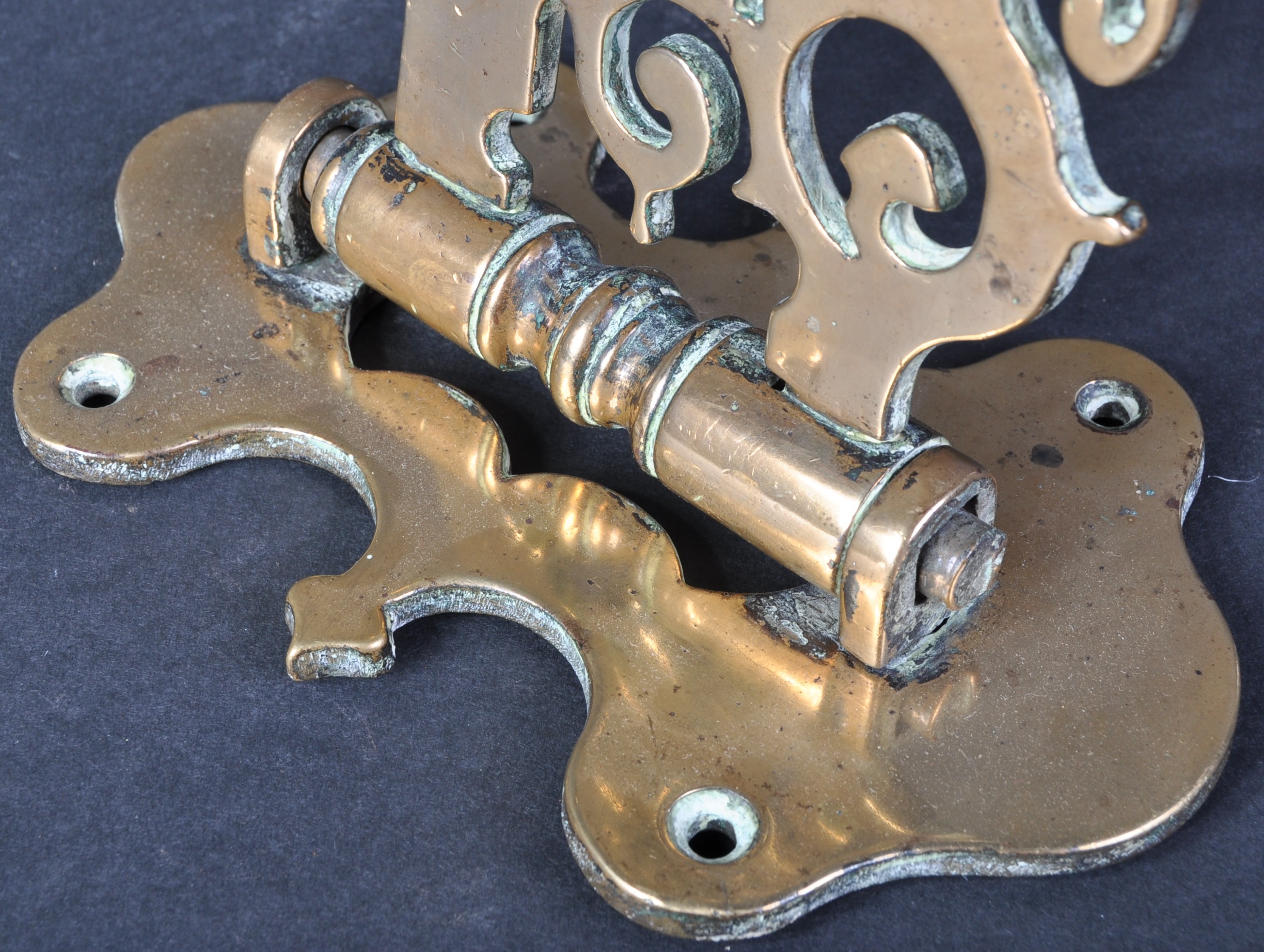 19TH CENTURY VICTORIAN SOLID BRONZE LANTERN / LIGHT BRACKET - Image 3 of 4