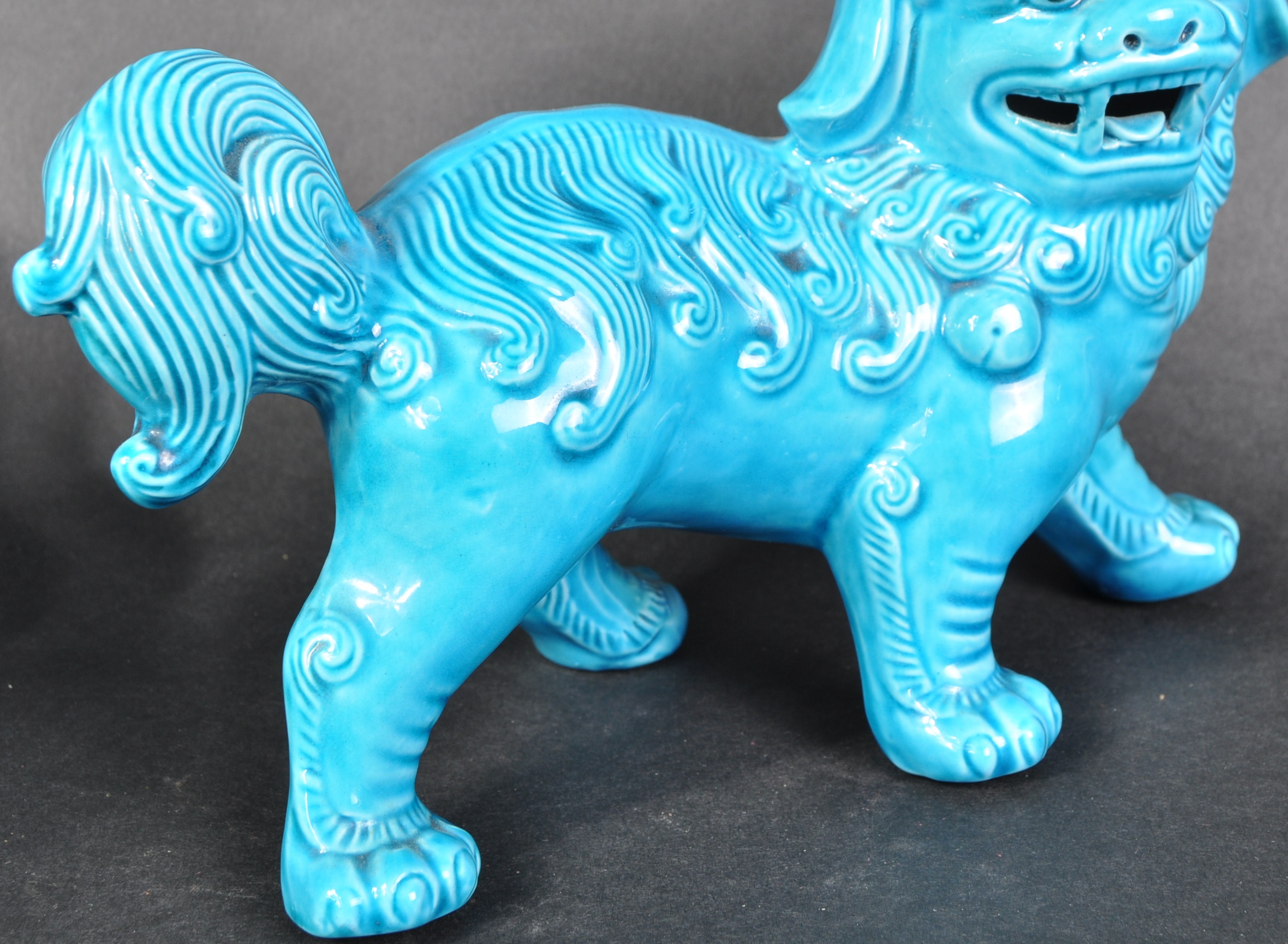 MATCHING PAIR OF BLUE GLAZED CERAMIC DOGS OF FOE - Image 4 of 7