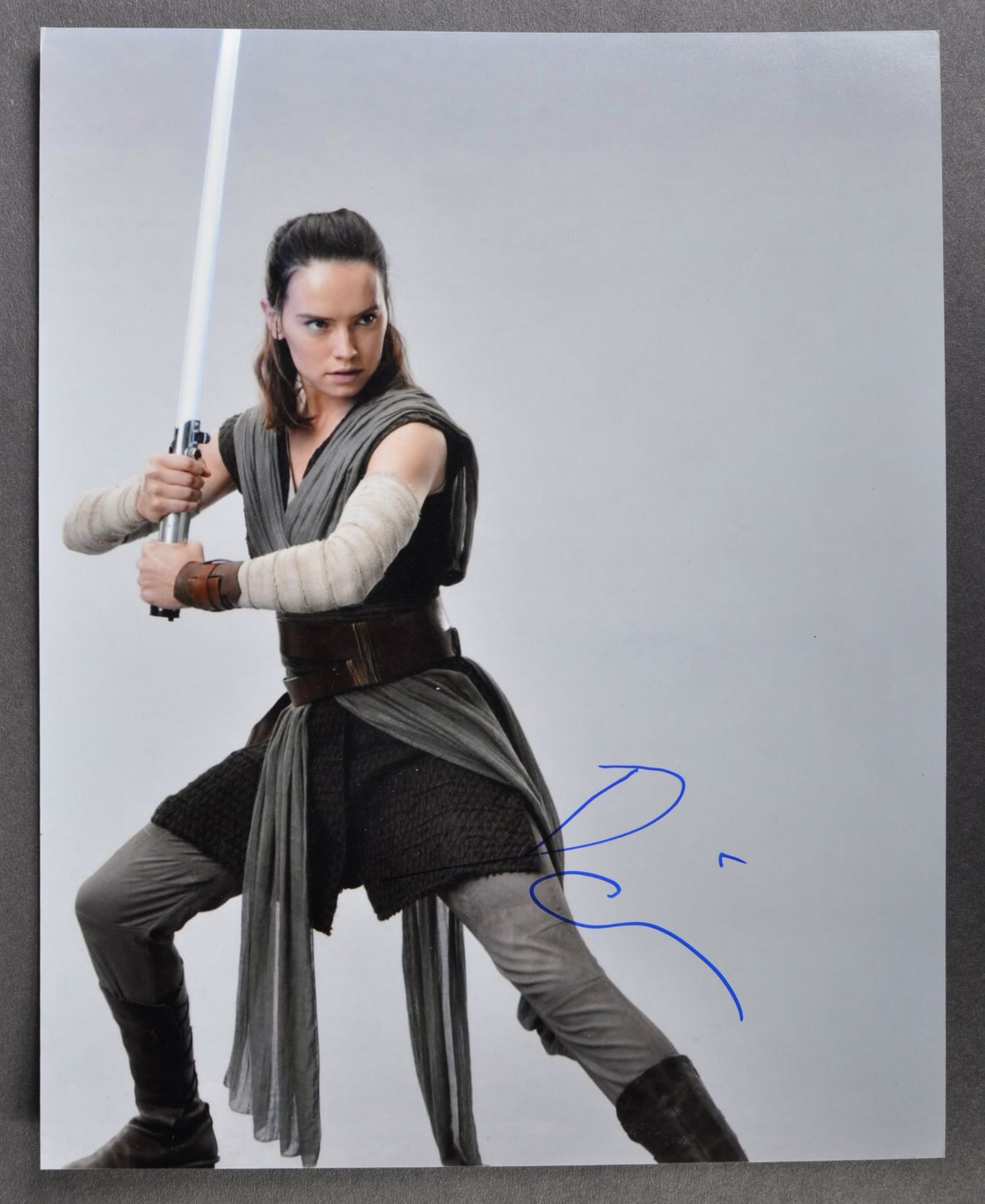 STAR WARS - DAISY RIDLEY - AUTOGRAPHED 8X10" - AFTAL