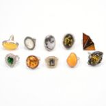 TEN ASSORTED SILVER RINGS INCLUDING AMBER