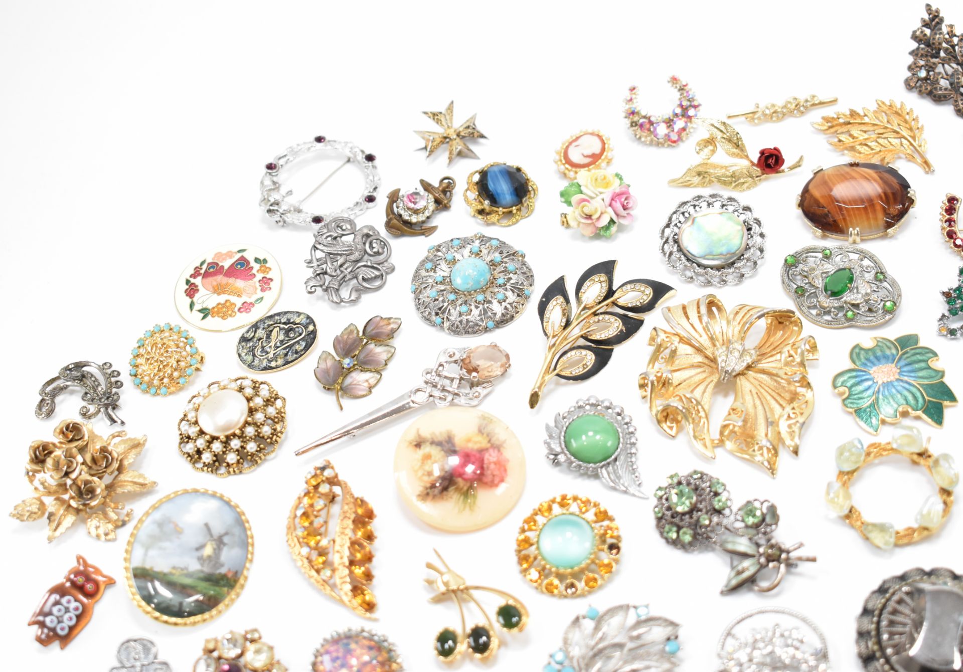 ASSORTED VINTAGE 20TH CENTURY BROOCHES - Bild 2 aus 5