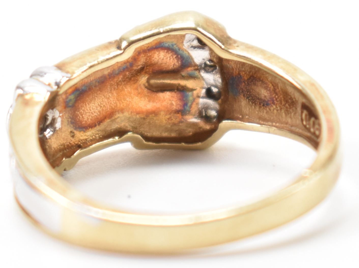 VINTAGE 9CT TWO TONE GOLD & DIAMOND BUCKLE RING - Image 3 of 7