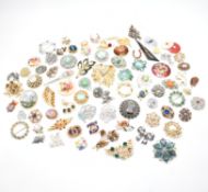 ASSORTED VINTAGE 20TH CENTURY BROOCHES