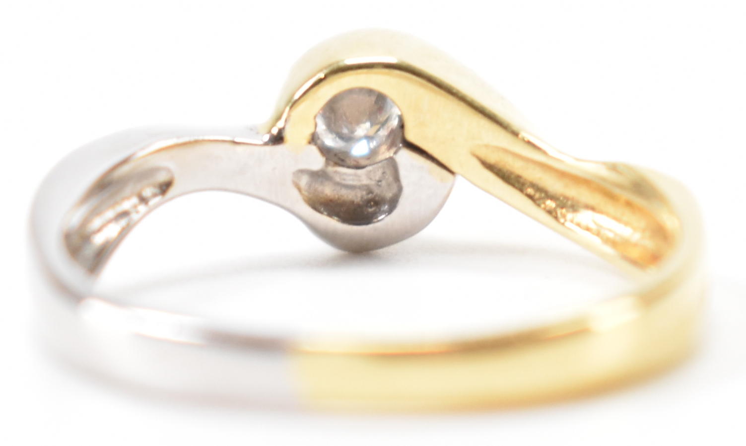 TWO TONE GOLD & DIAMOND CROSSOVER RING - Image 3 of 9