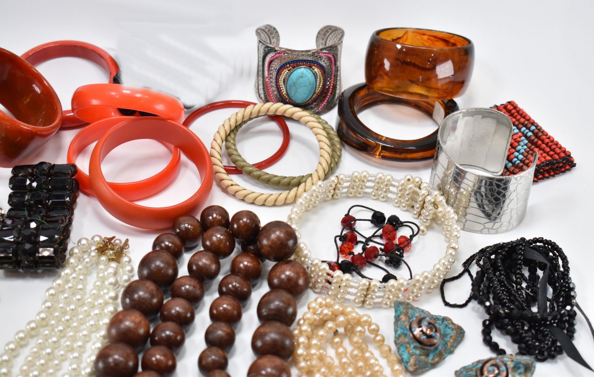 LARGE COLLECTION OF VINTAGE COSTUME JEWELLERY - Image 7 of 9